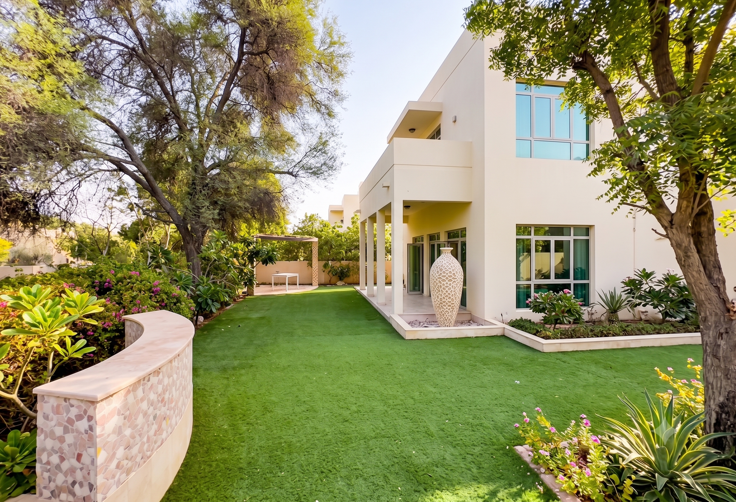 Luxury | Spacious | Quiet | Pool & Park Back