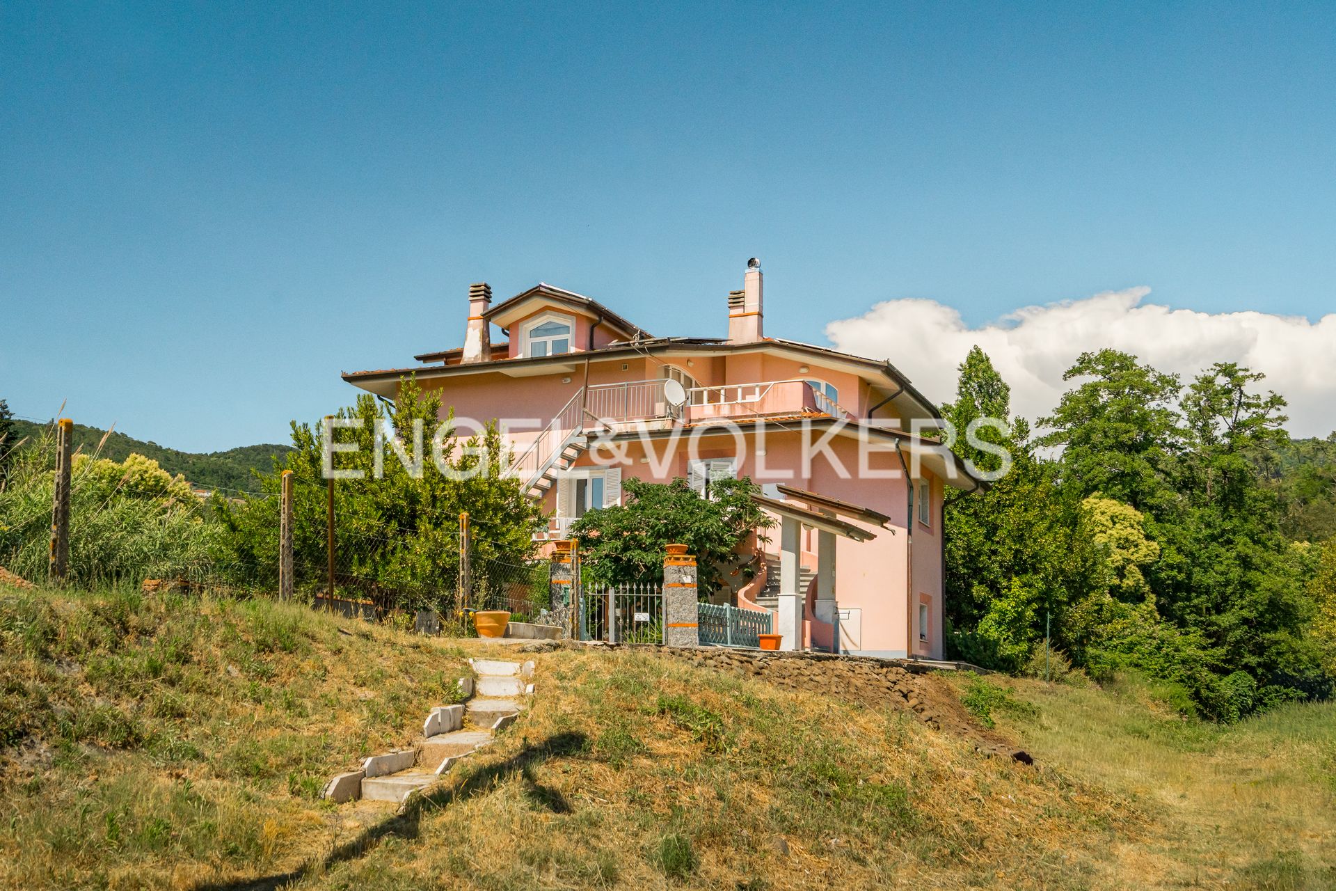 Spacious two-family residence at the foot of the verdant hills of Castelnuovo Magra in Liguria