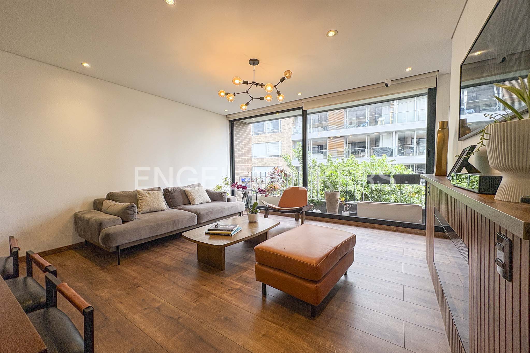 Moderno apartamento con balcón para venta en Santa Paula