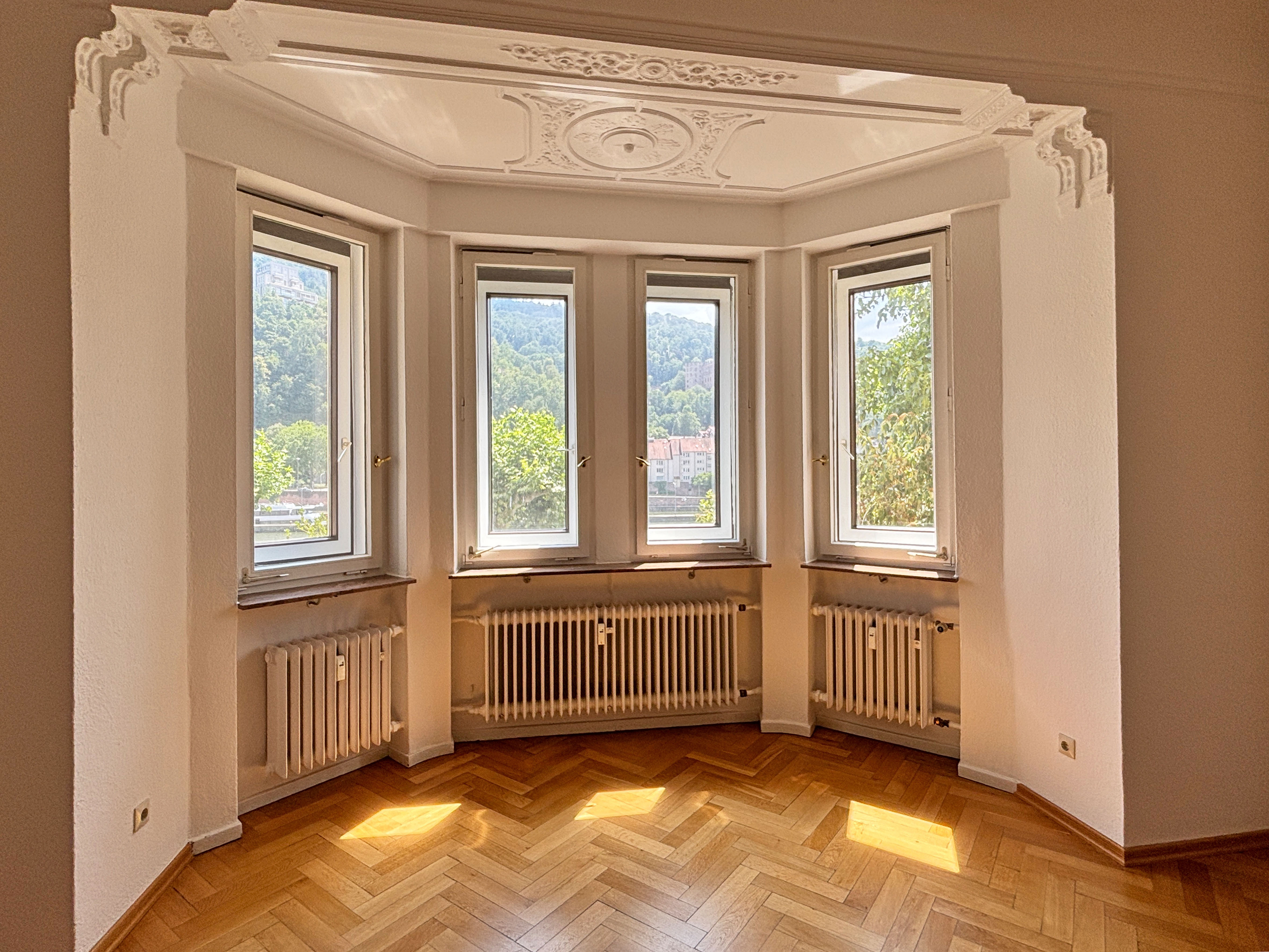 Stilvolle Altbauwohnung mit Kamin, Terrasse und Schlossblick