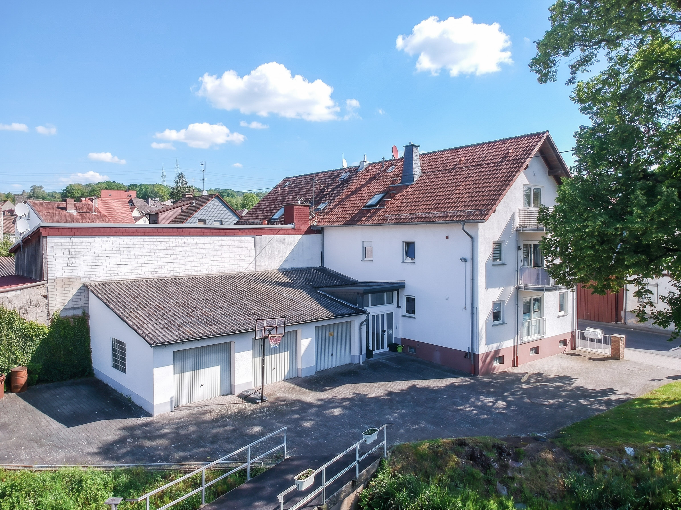 Solides Mehrfamilienhaus mit Entwicklungsperspektive und attraktiver Vermietungssituation