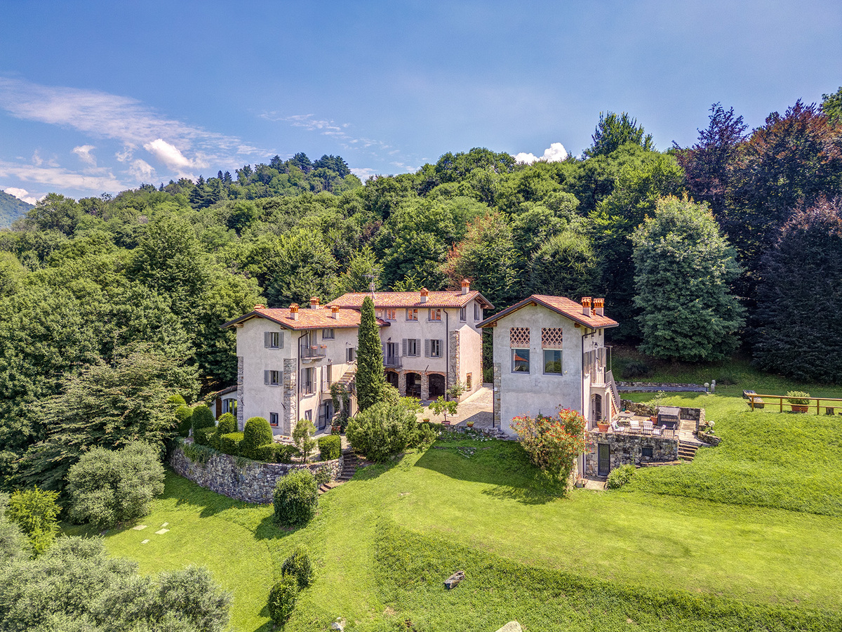 Raffinata Tenuta country-chic con uliveto e vista su lago e montagne