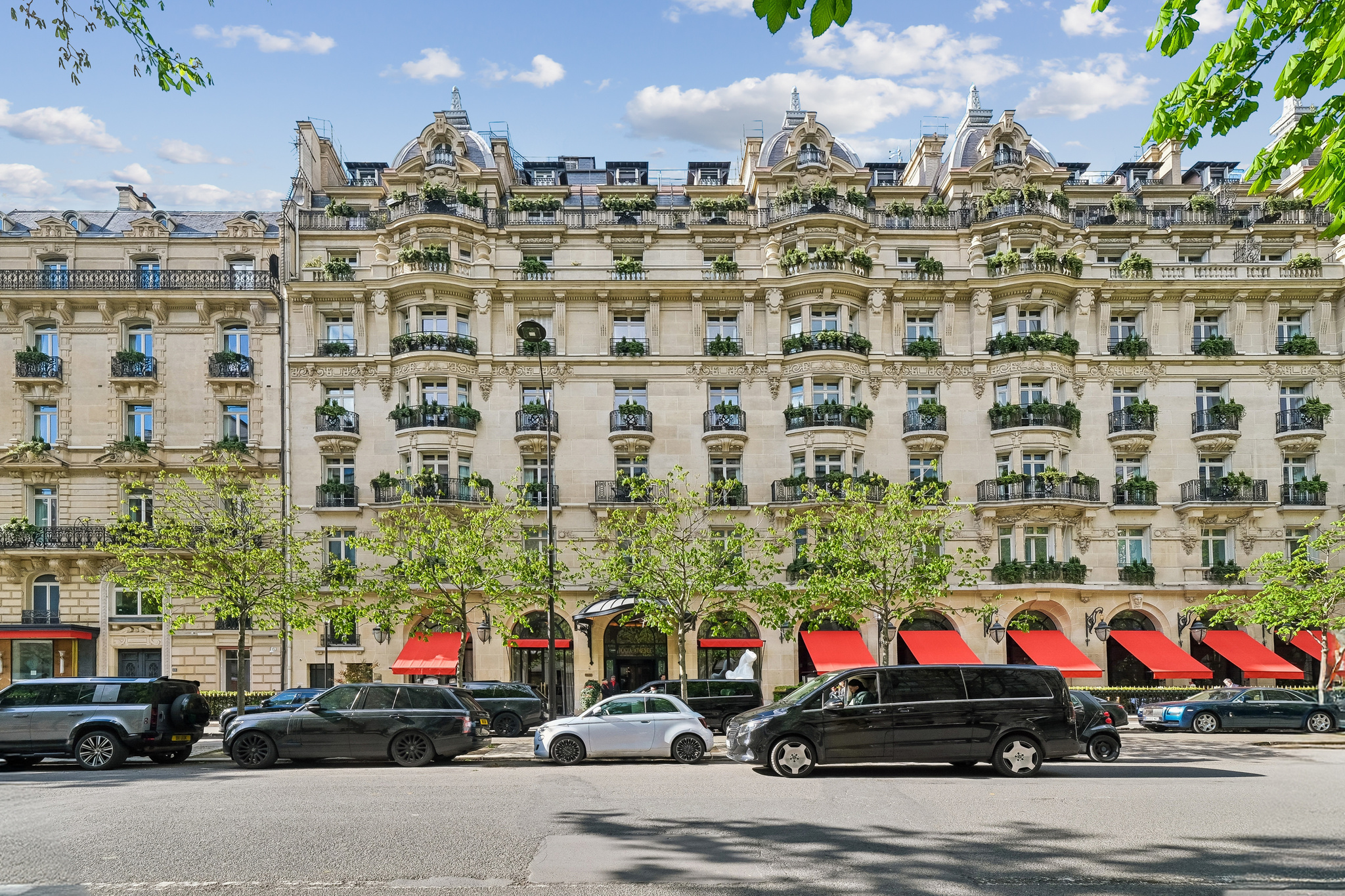 Golden Triangle — Luxury apartment opposite the Plaza Athénée — Building secured 24/7 — Exceptional amenities