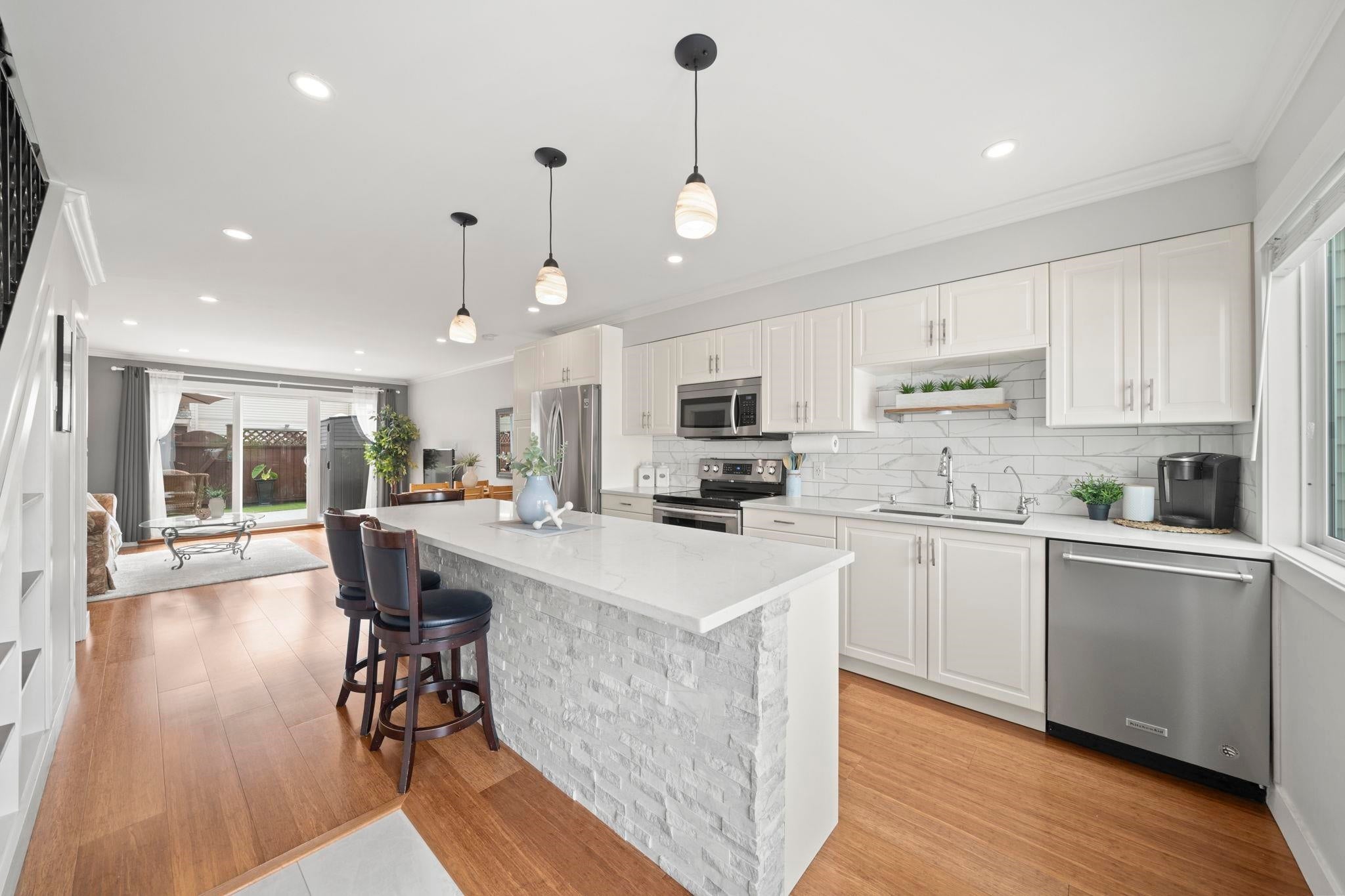 Fully Renovated 2 Bedroom Townhouse At The Oasis!