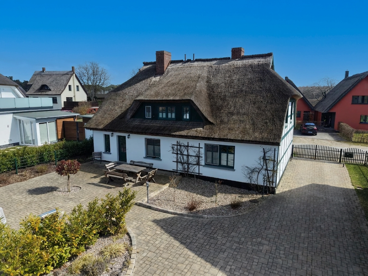 Reetgedecktes Einfamilienhaus mit Nebengelass in Naturlage