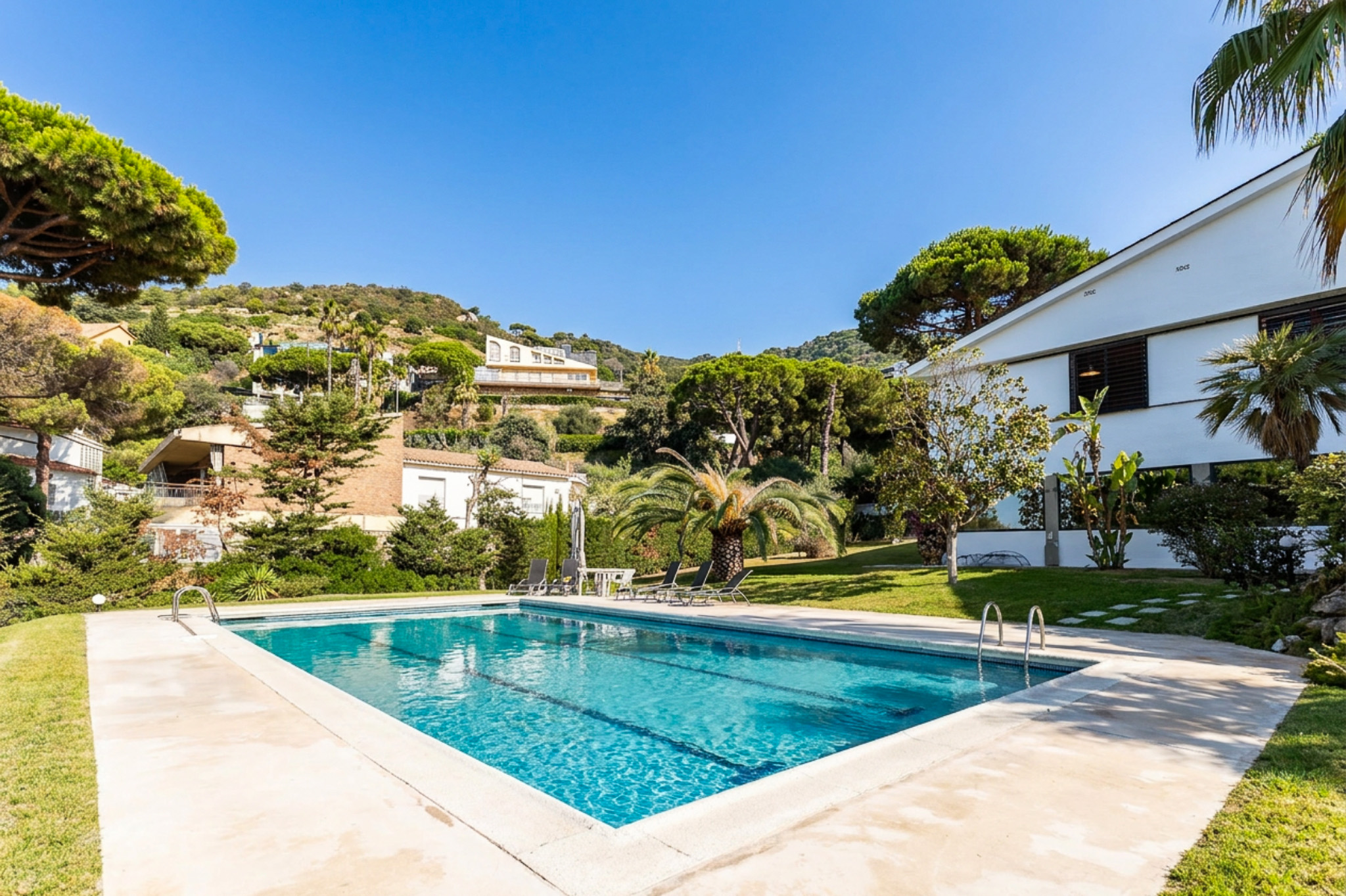 Exklusive Immobilie mit beeindruckendem Garten und Pool auf 2300-m²-Grundstück in Mas Ram