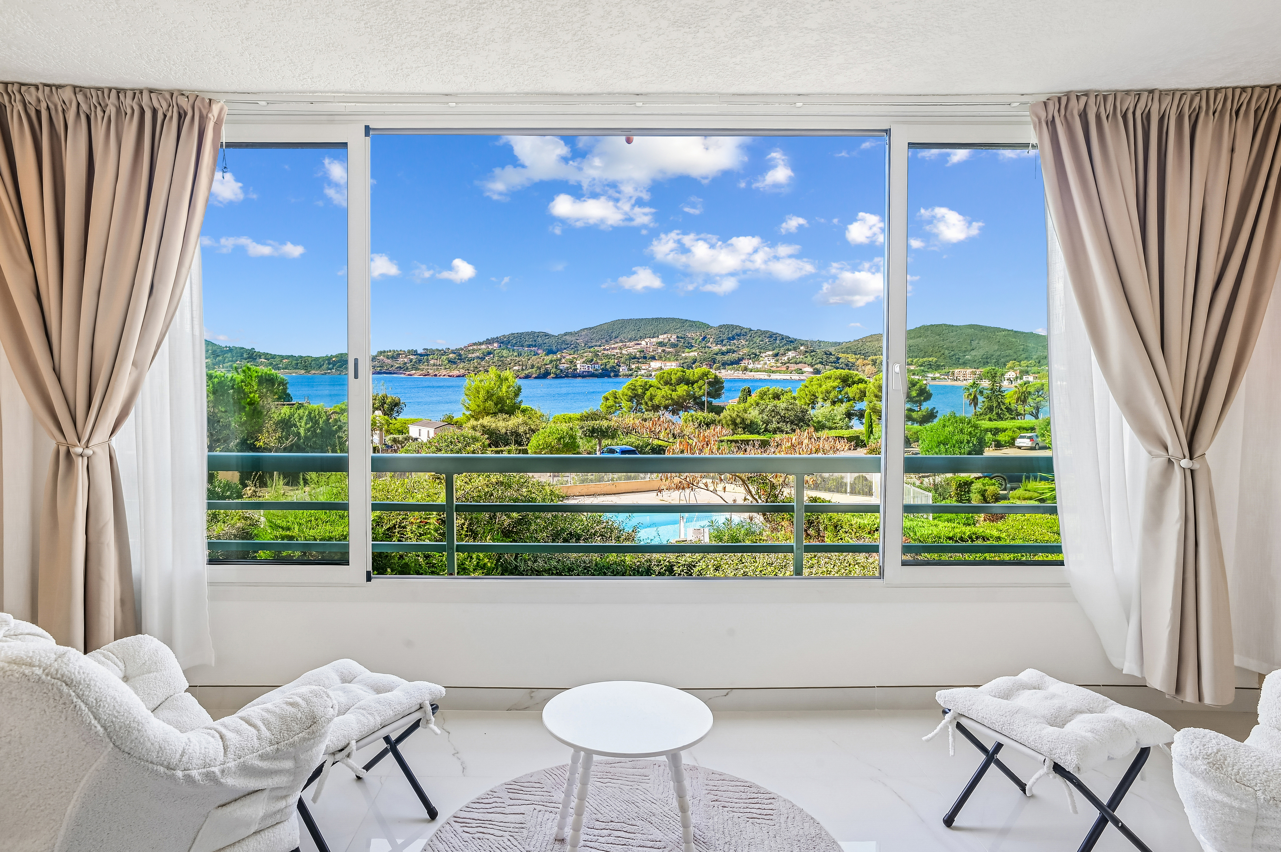 Renovated apartment in Agay, facing the beaches: a privileged Mediterranean lifestyle.