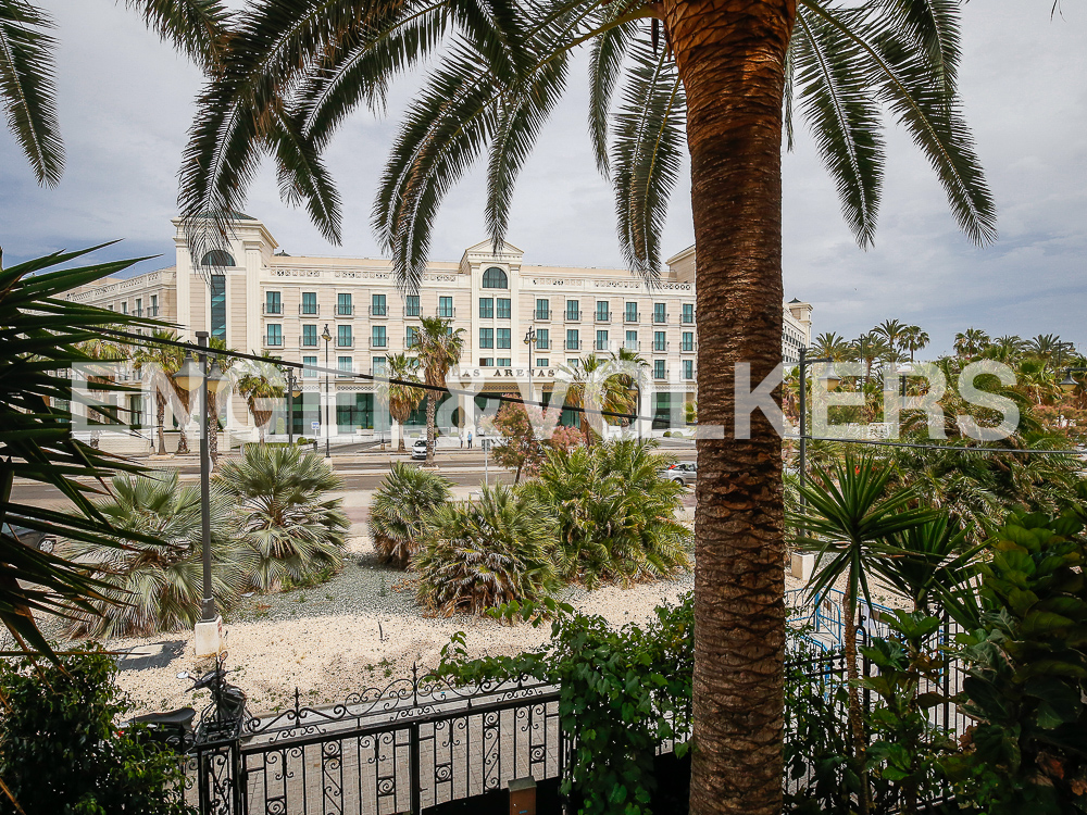Sunny apartment in "Las Arenas" beach
