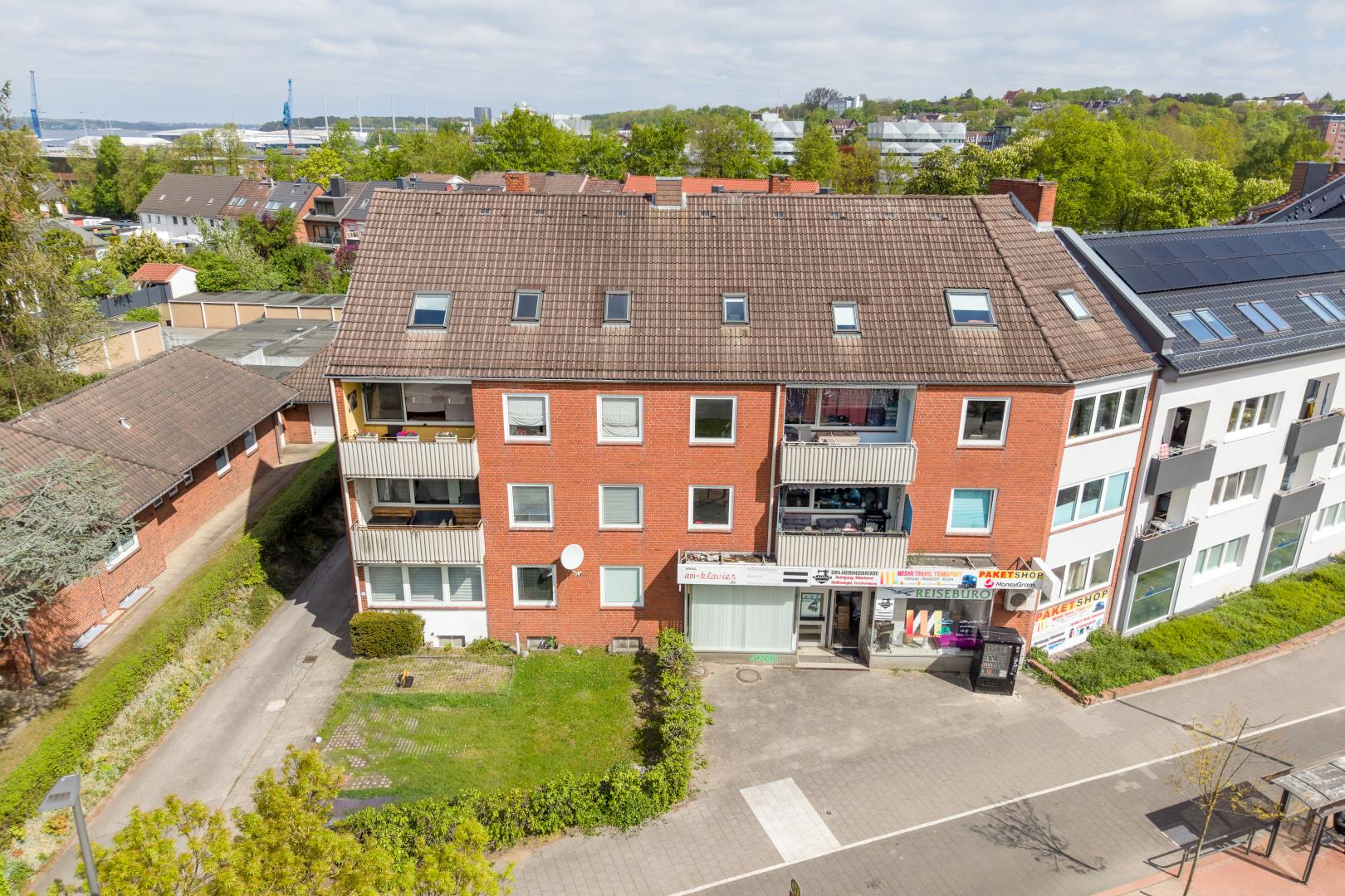 Wohn- & Geschäftshaus mit 19 Garagen und Stellplätzen