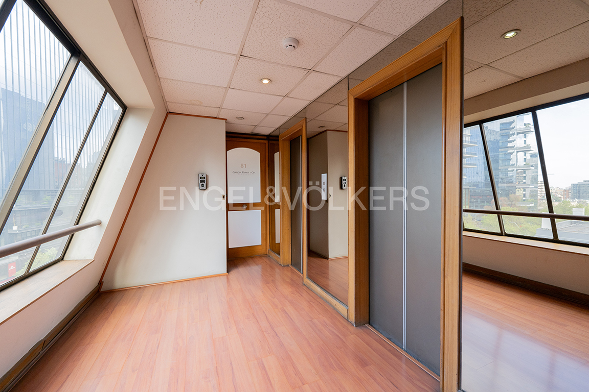 Oficina en VENTA 94 m2 en El Bosque Norte, El Golf· 5 privados más sala de reuniones