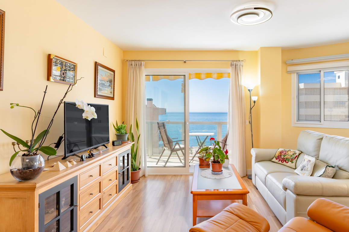 Apartamento con vistas al mar, garaje y trastero a pasos de la playa