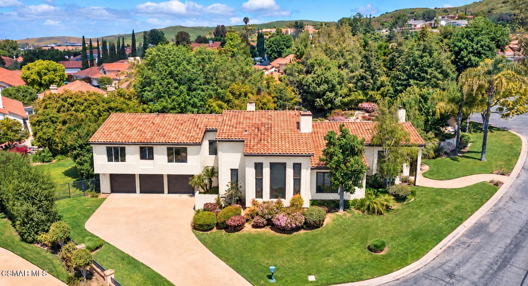 Exclusive Estate Living with Golf Course Proximity