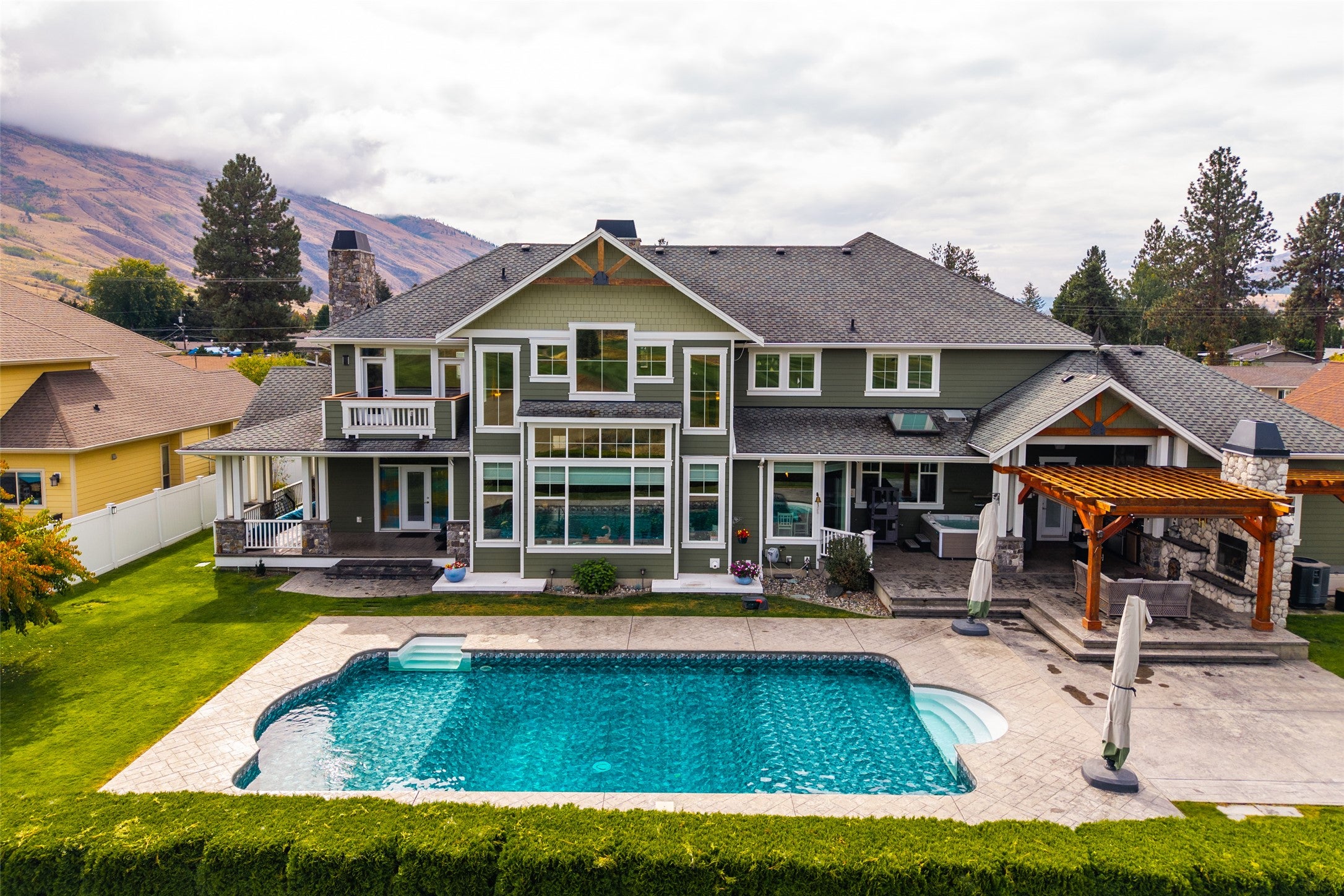 Impressive 3-Storey Home in Beautiful Golf Course Setting