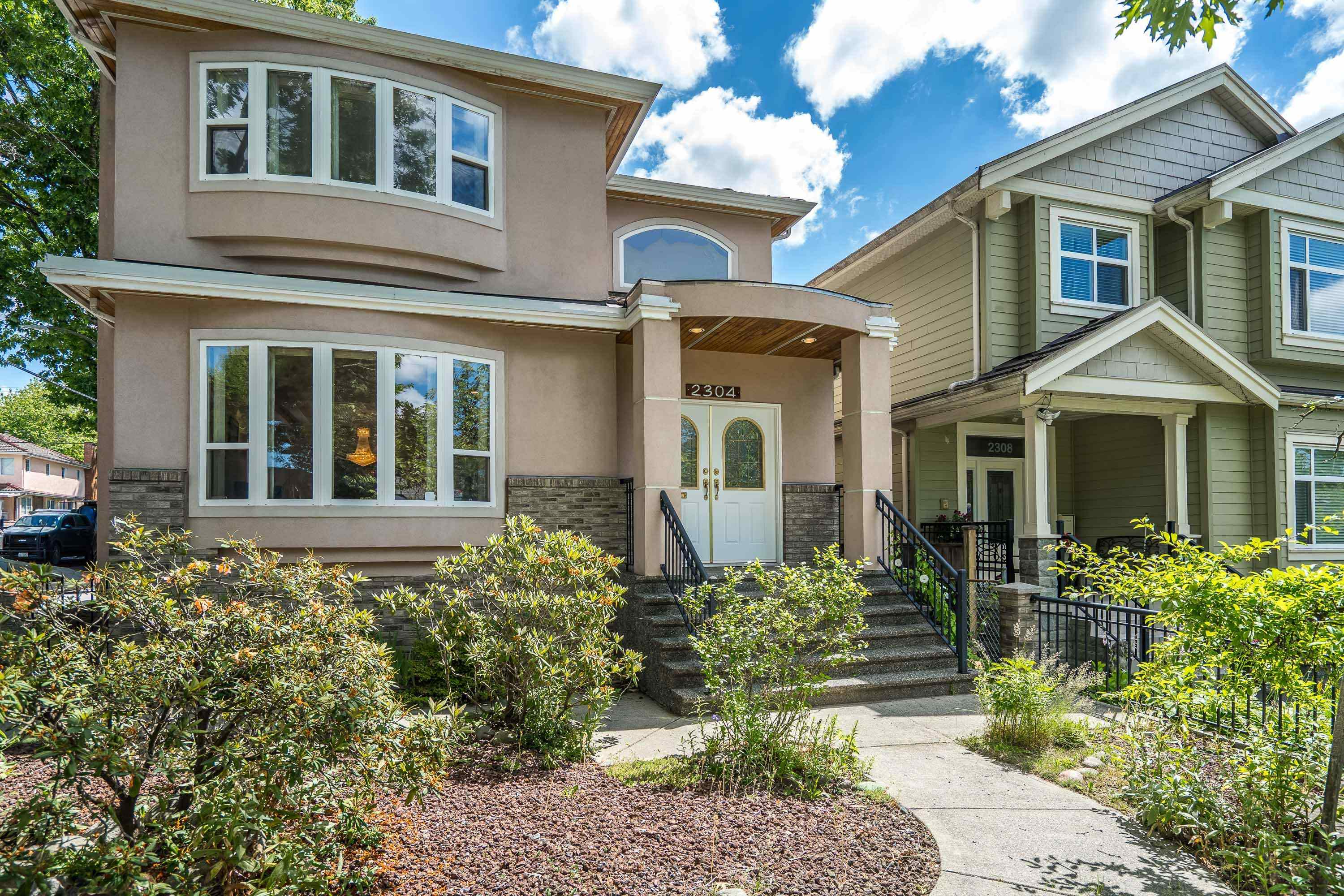 Corner Lot 5-Bedroom Home in Grandview