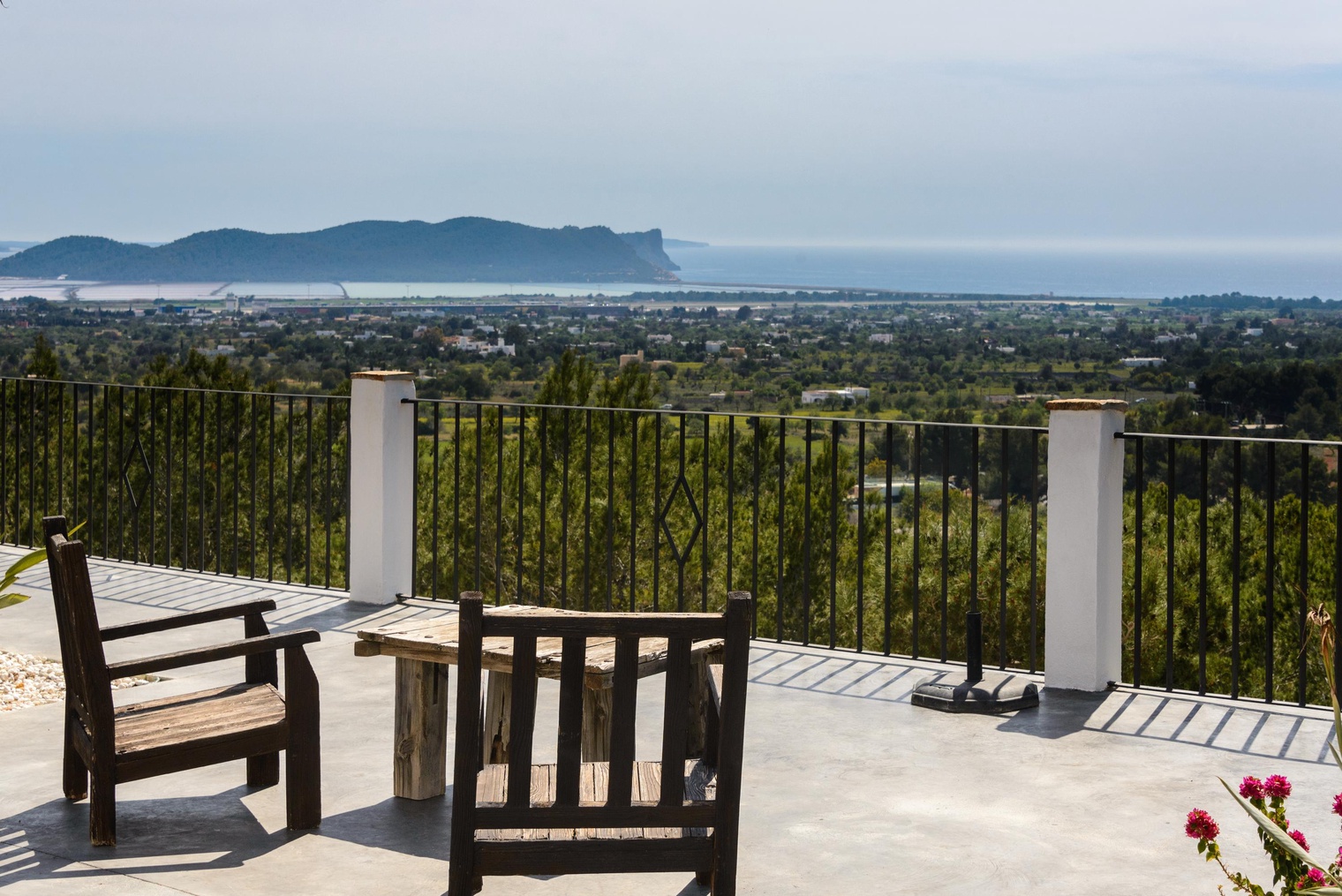 Villa con licencia de alquiler y vistas impresionantes cerca de la ciudad de Ibiza