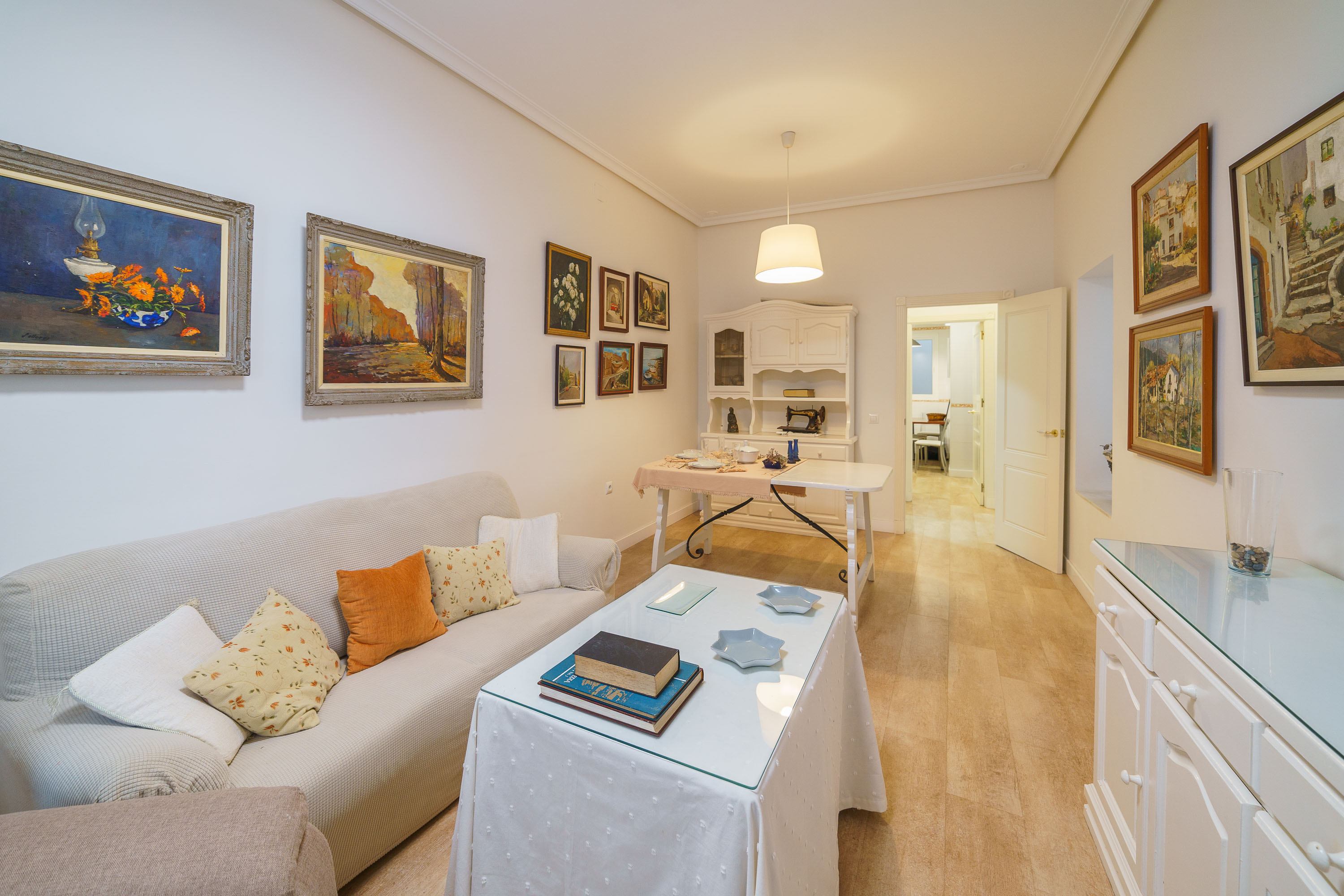 The privilege of an entire floor for you beside Alameda: natural light, complete independence, and the stately charm of downtown Cádiz.