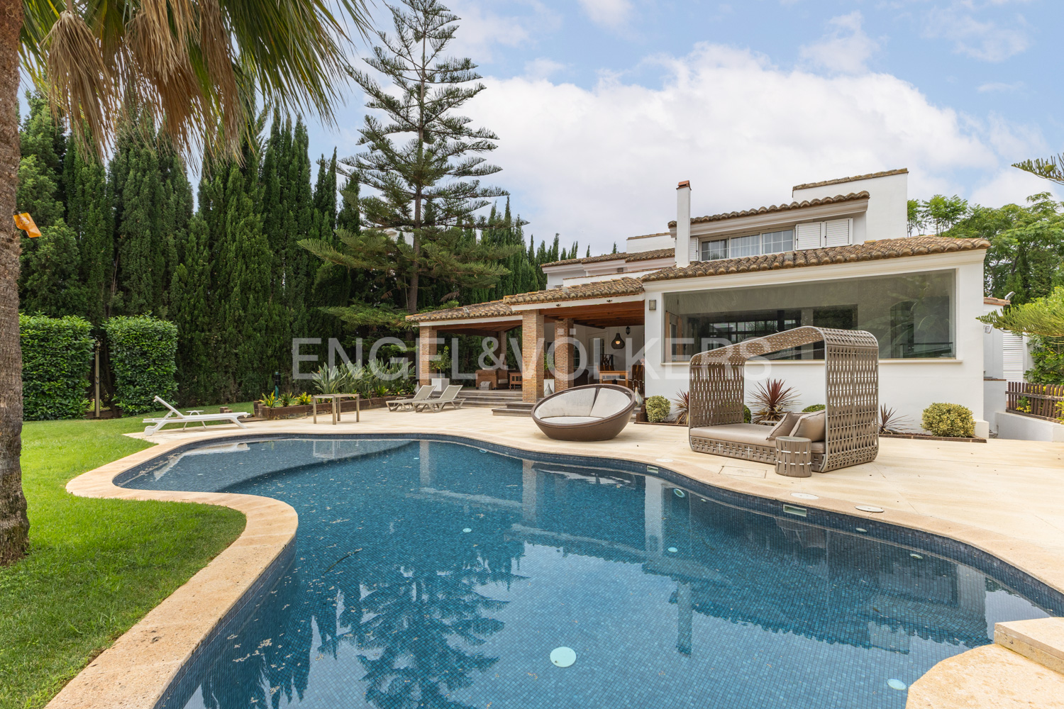 Luxury villa with swimming pool in front line golf in Torre en Conill