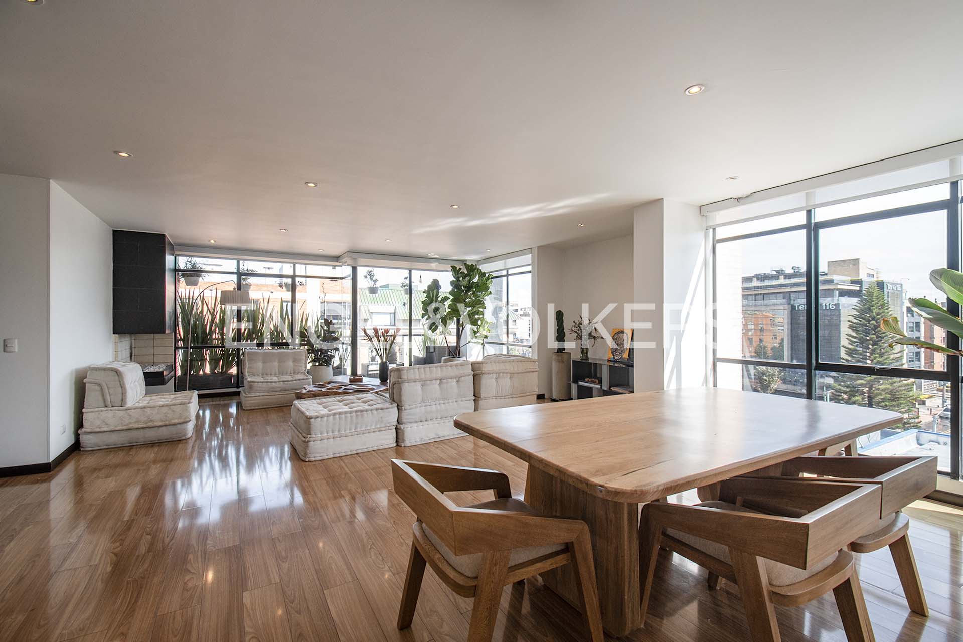 Penthouse con terraza y balcón para arriendo en San Patricio