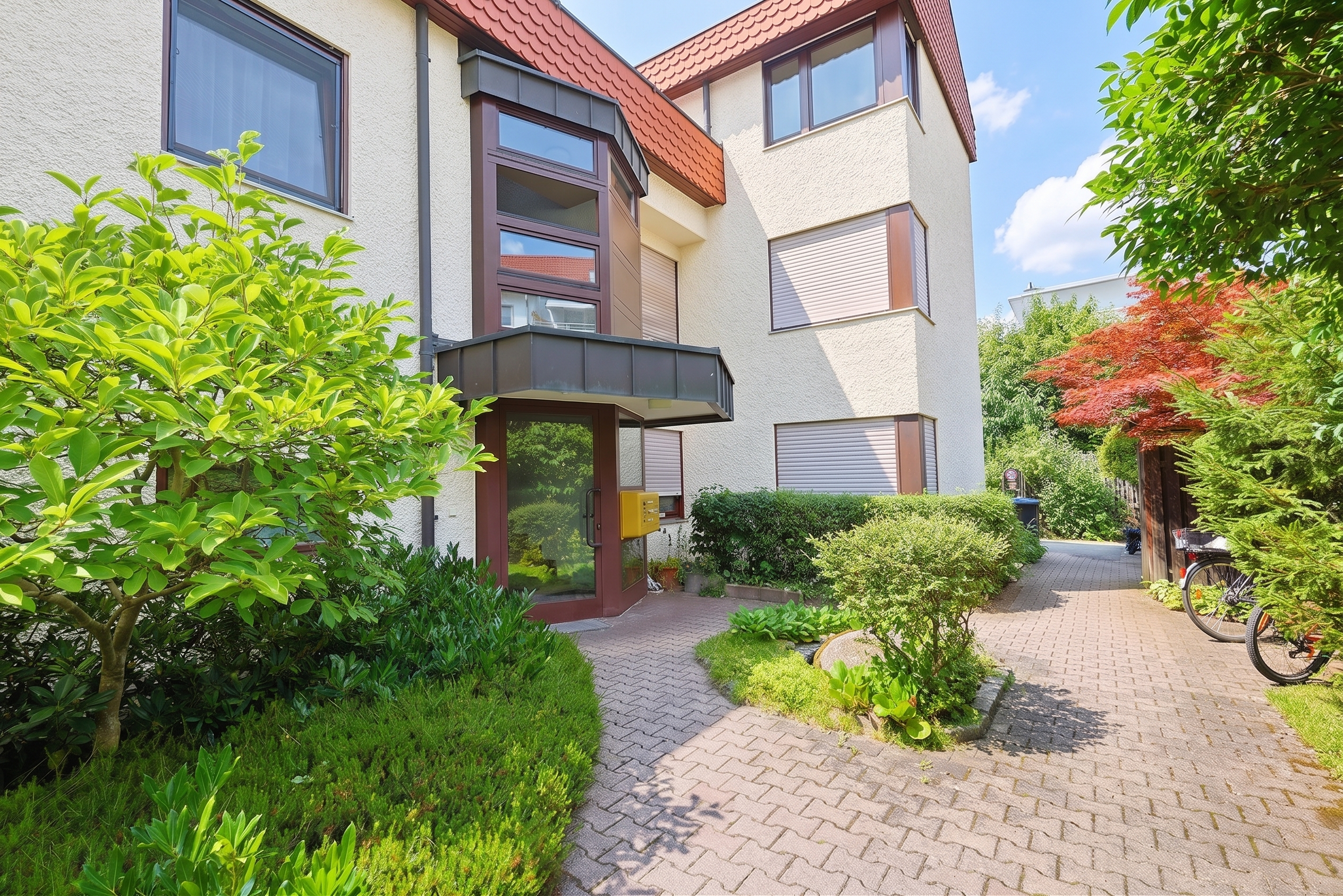 Zentral und ruhig – großzügige Dachgeschosswohnung mit schönem West-Balkon