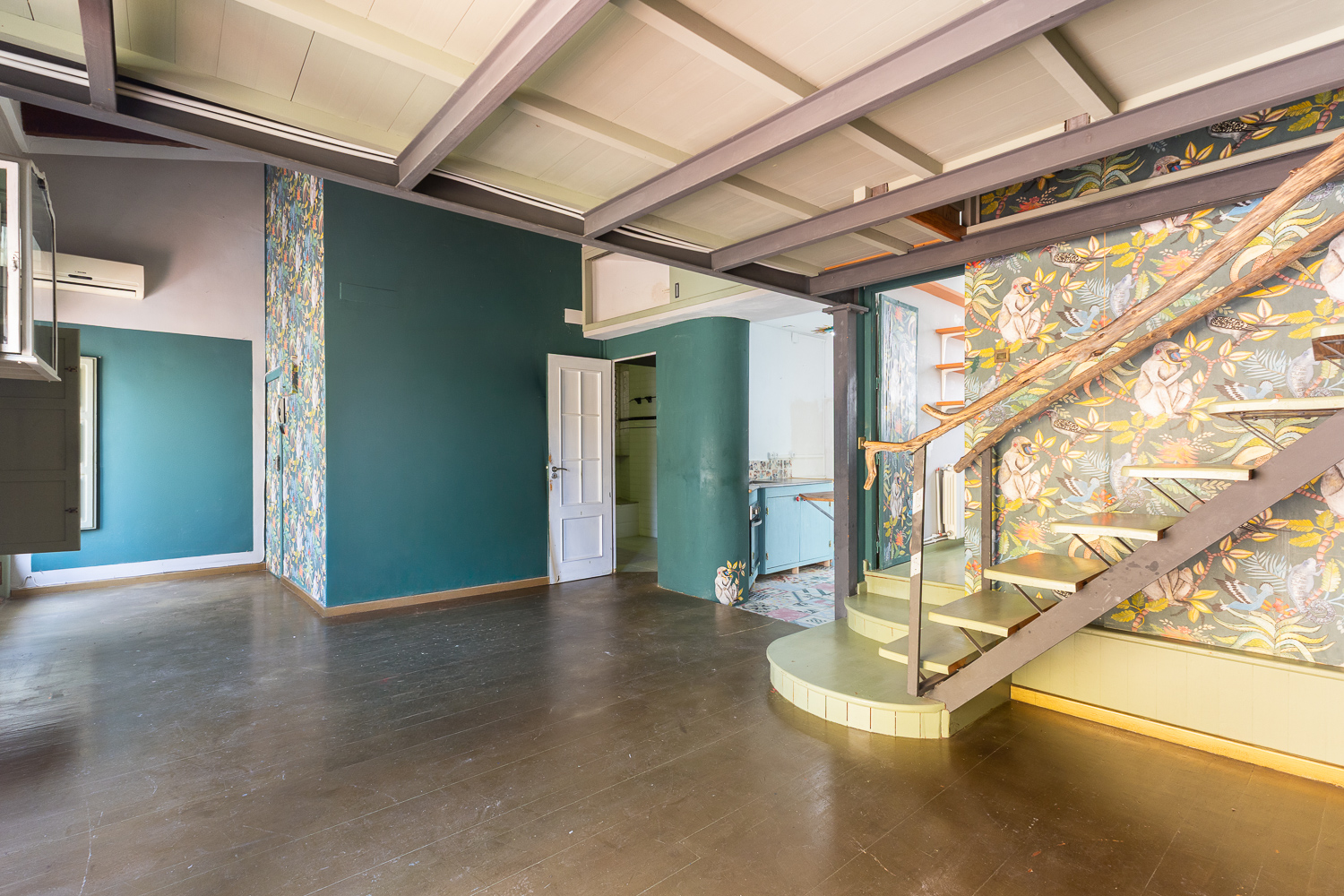 Apartment with original features in the historic old town