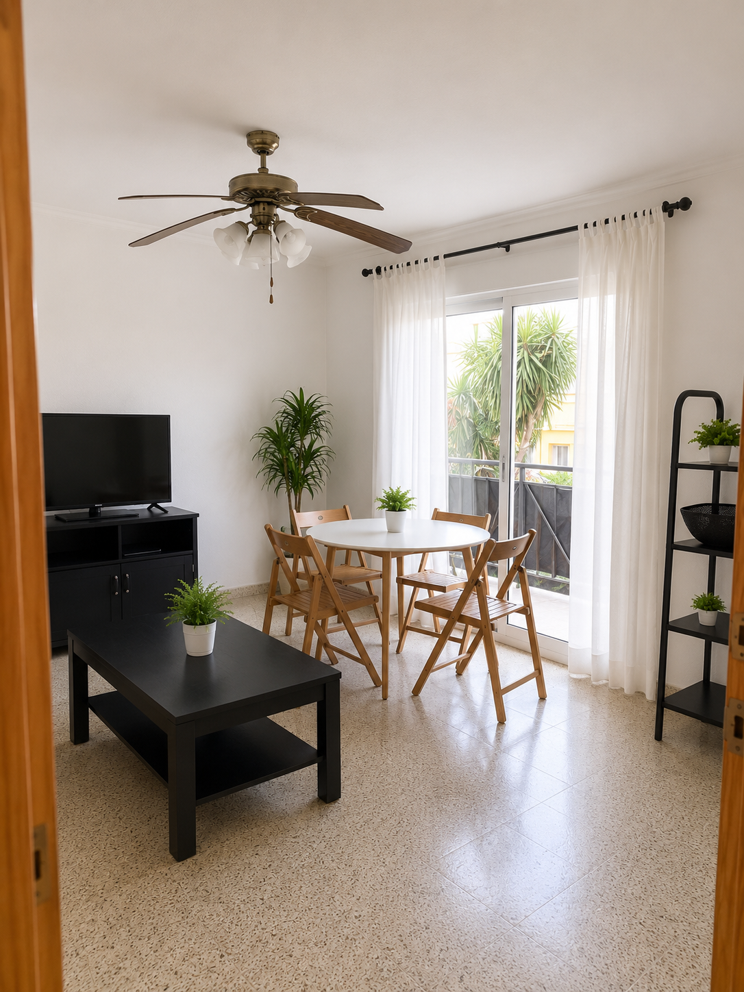 Lo mejor del estilo de vida mediterráneo: piso luminoso con piscina y parking a pasos de la playa del Arenal