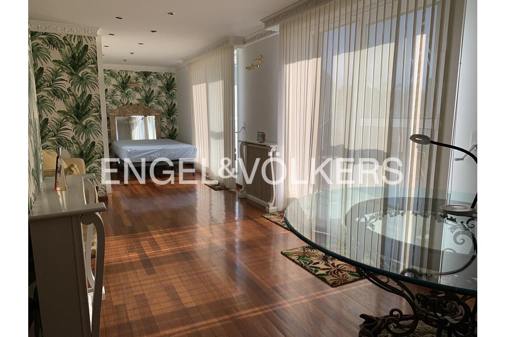 Engel&Völkers vende ático dúplex con amplia terraza, plaza de garaje y trastero, en Santiago