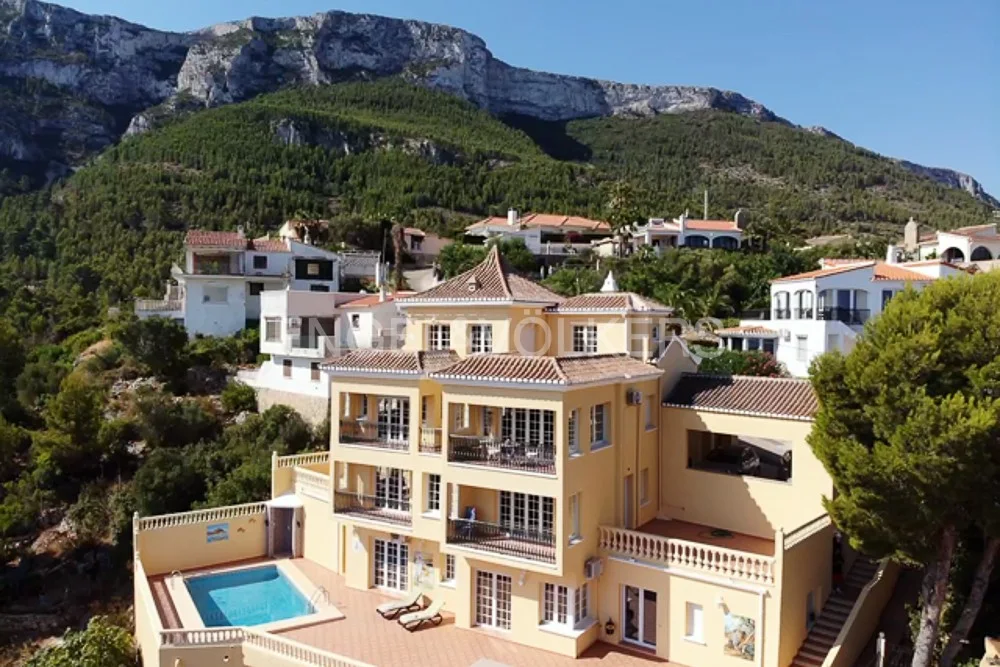 House with 6 bedrooms, pool and sea views in Denia