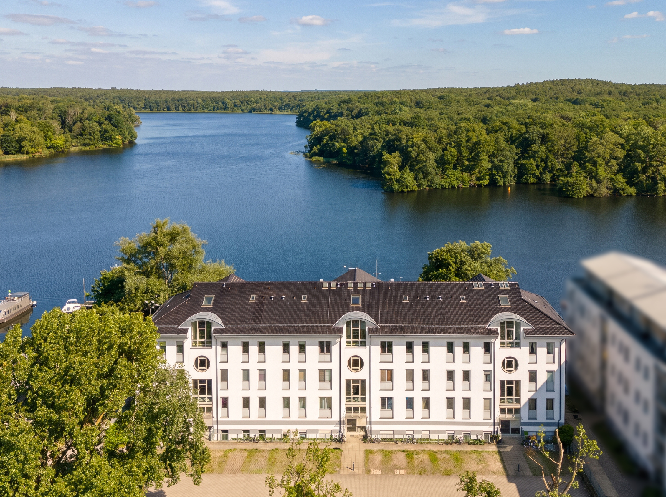 Sunny apartment with unobstructed views of the Havel waterscape