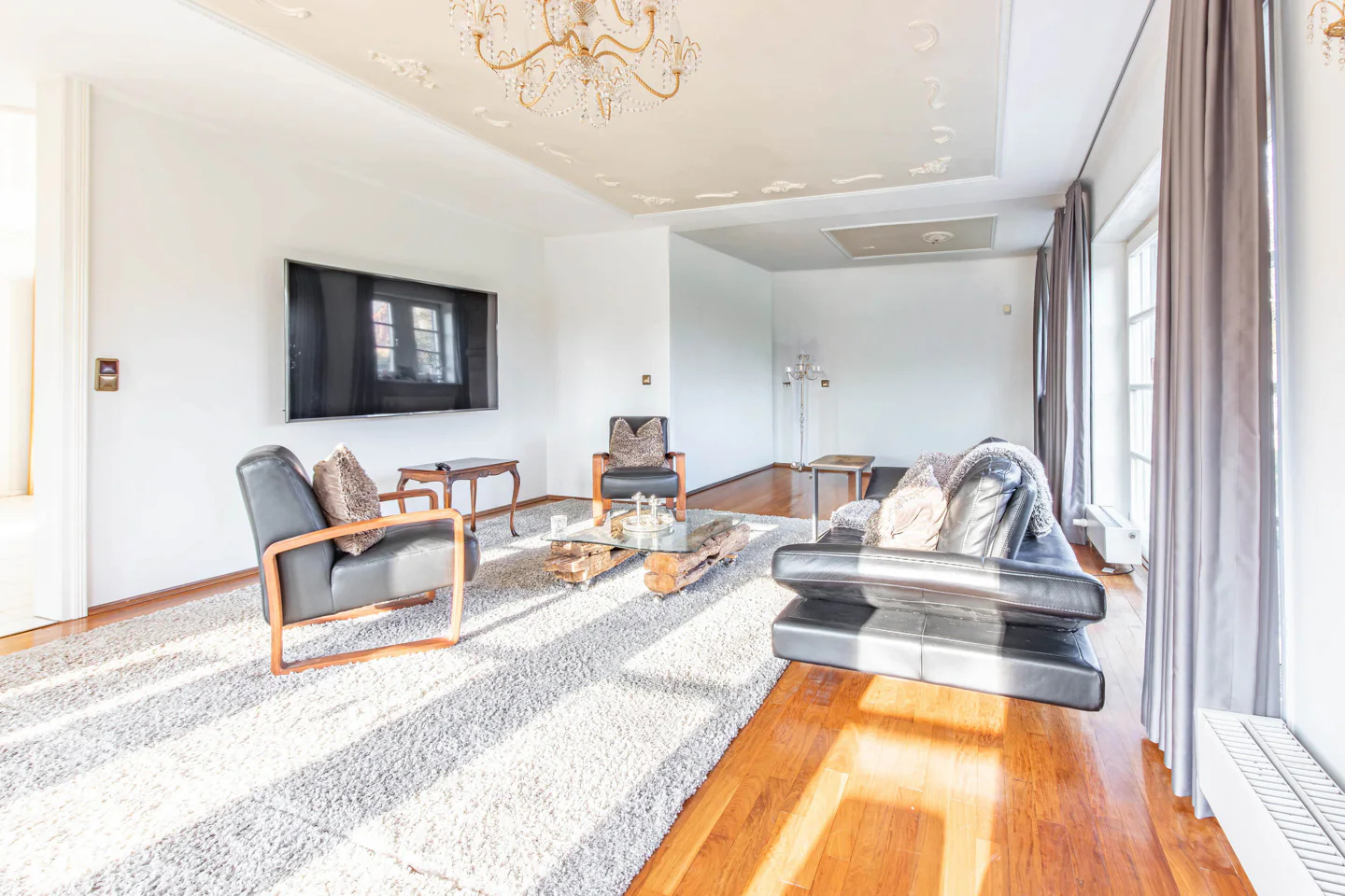 Exklusives Wohnen im Grünen – Großzügige Wohnung mit über 200m² in besonderer Atmosphäre - Foto 1