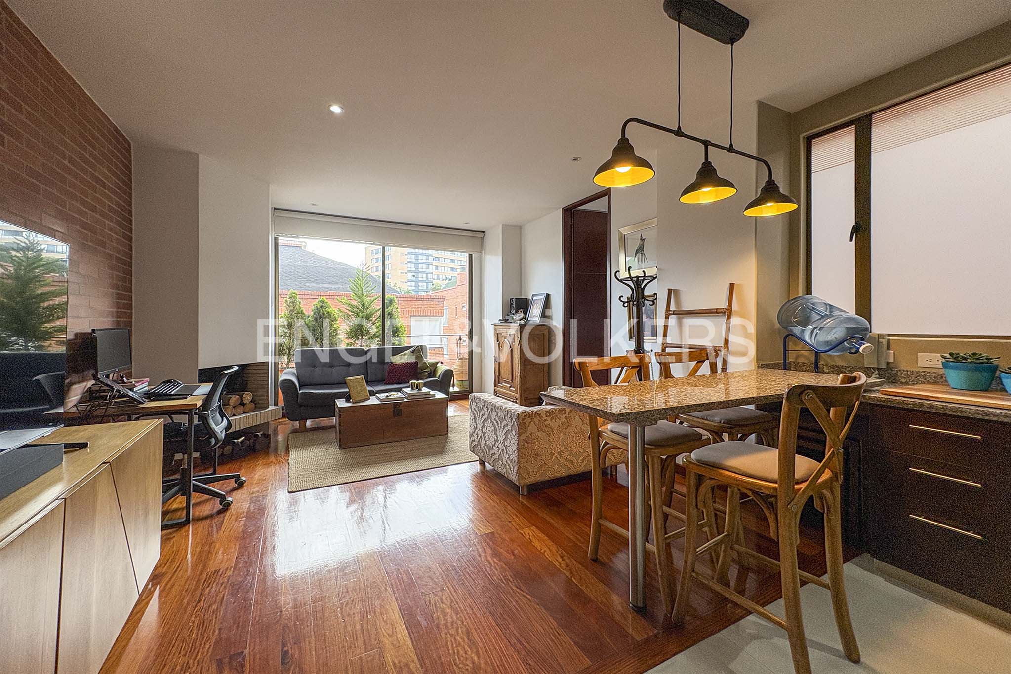 Moderno apartamento con balcón para venta en Santa Bibiana