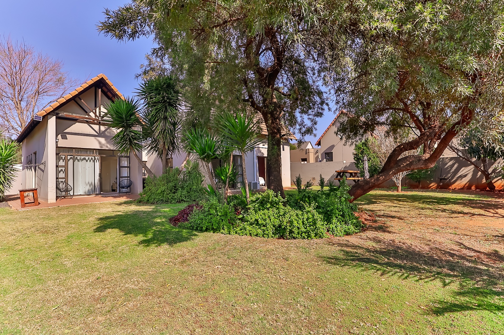 Stunning 2 bedroom unit to rent in Leloko Estate with solar system