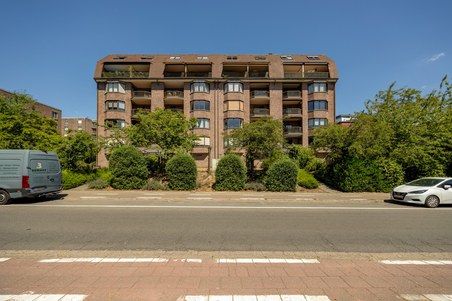 Bright and spacious duplex apartment with a generous terrace and panoramic view.