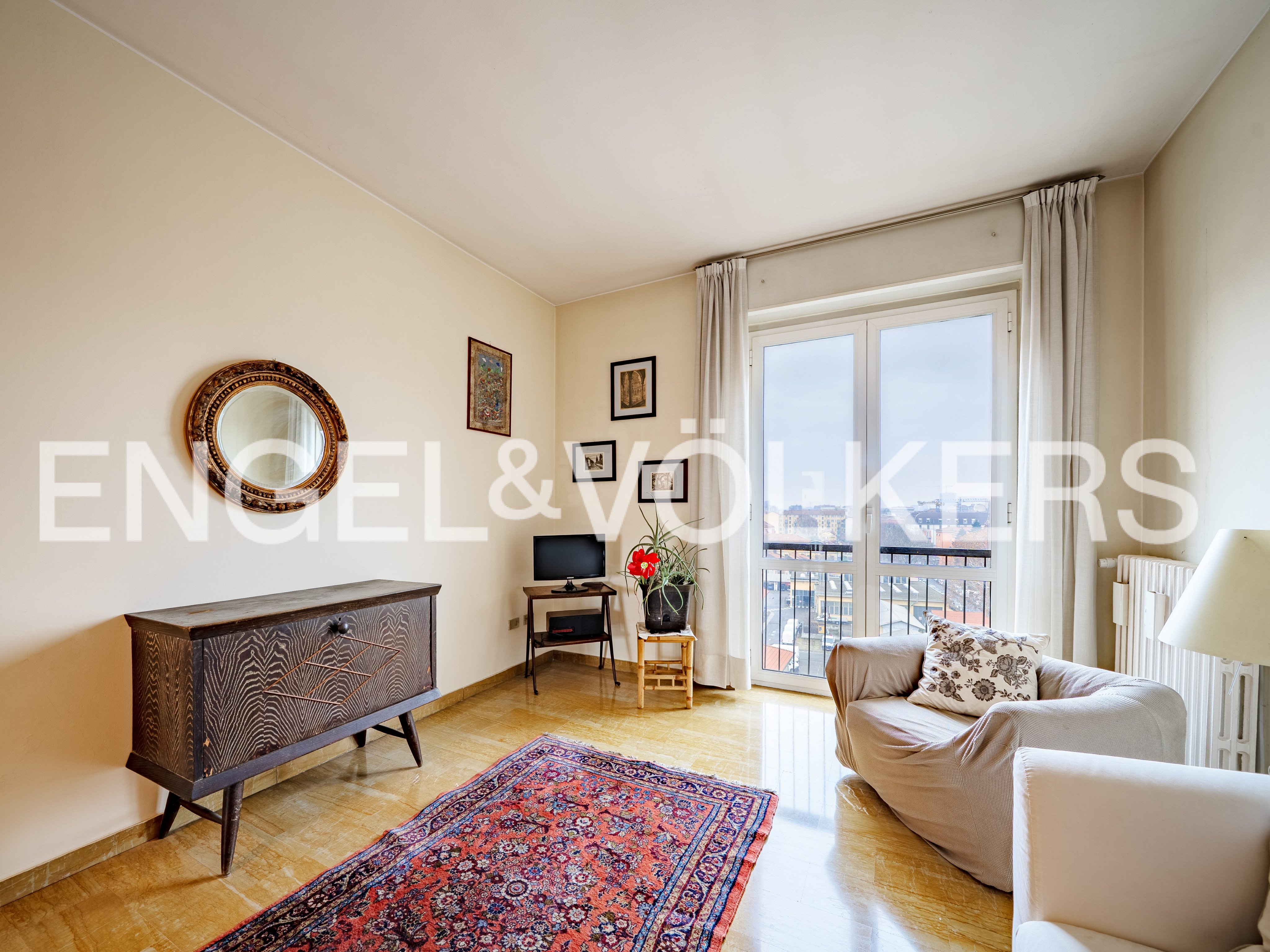Bright three-room top-floor apartment on the Naviglio Pavese