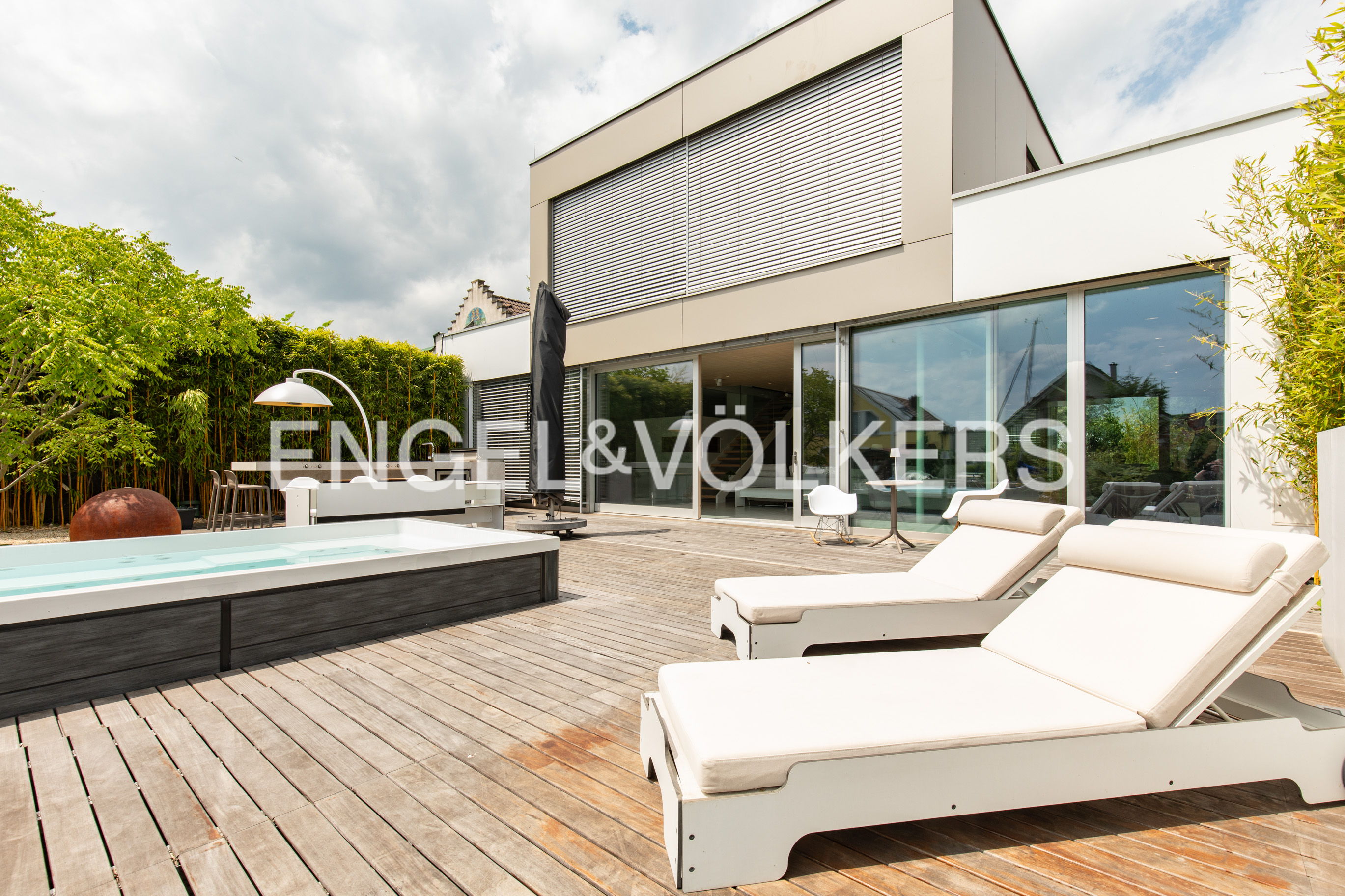 Live where others spend their vacation – luxury villa with direct lake access and passive house standard