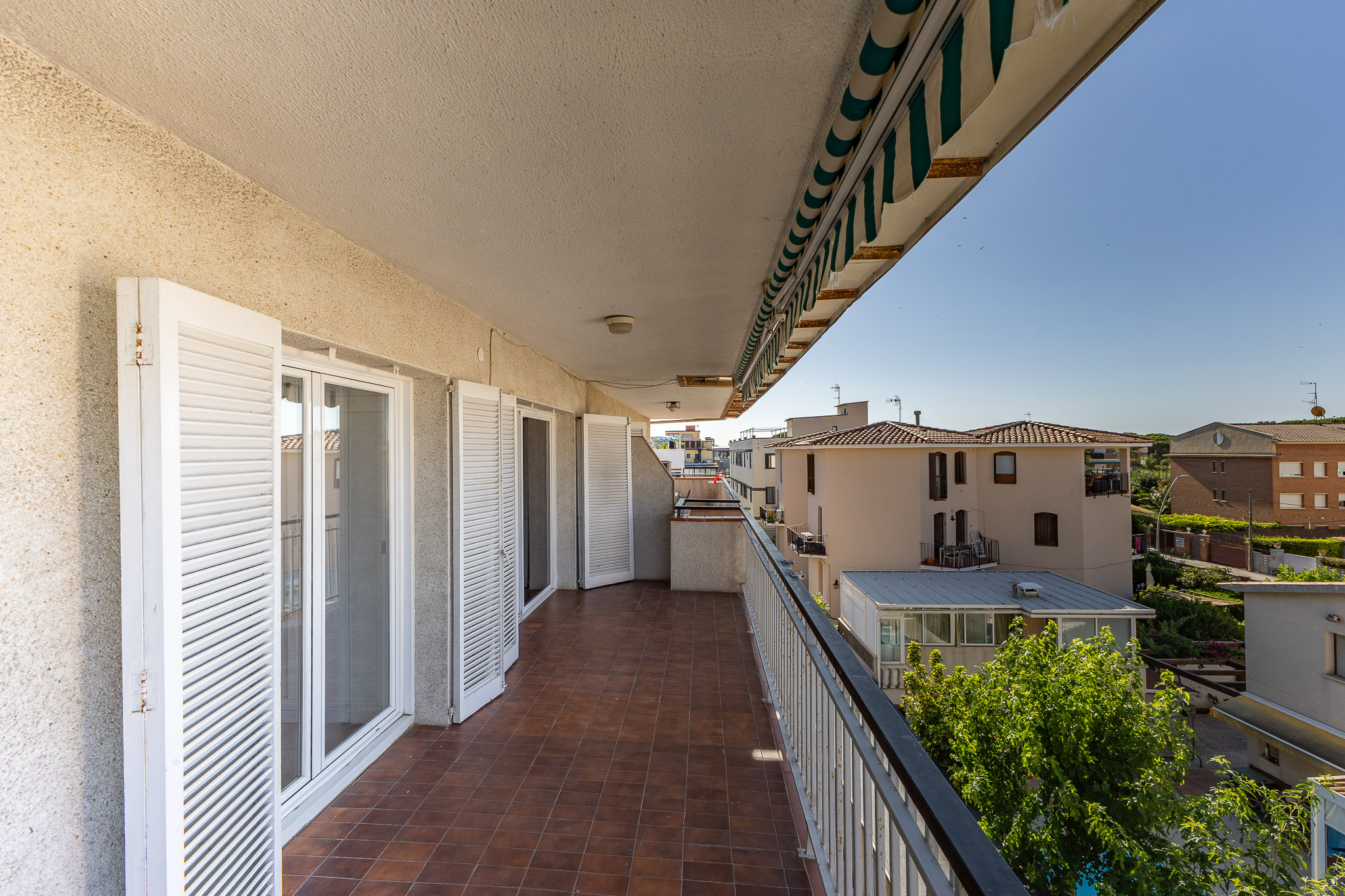 Spectacular renovated apartment with south-facing terrace and pool, 5 minutes from the beach