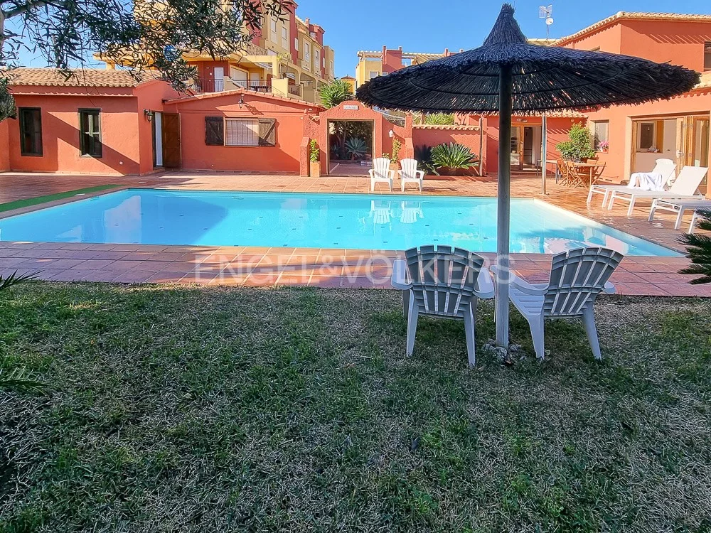 Great villa in front of the beach. Short Stay