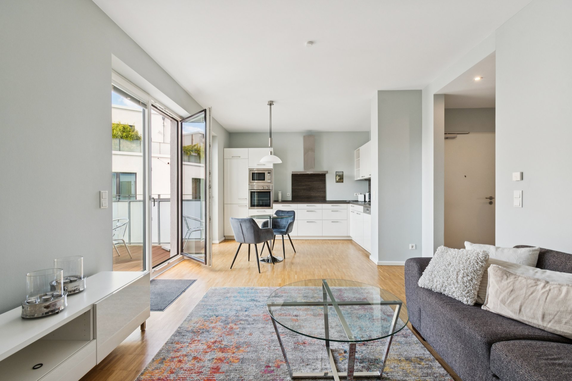 Möblierte 2-Zimmer-Wohnung mit Balkon und Tiefgarage