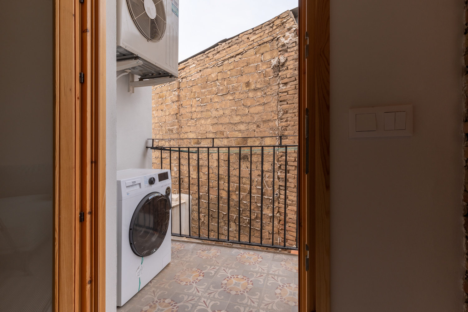 Charming rustic short-term rental home in central Valencia, by the Turia River