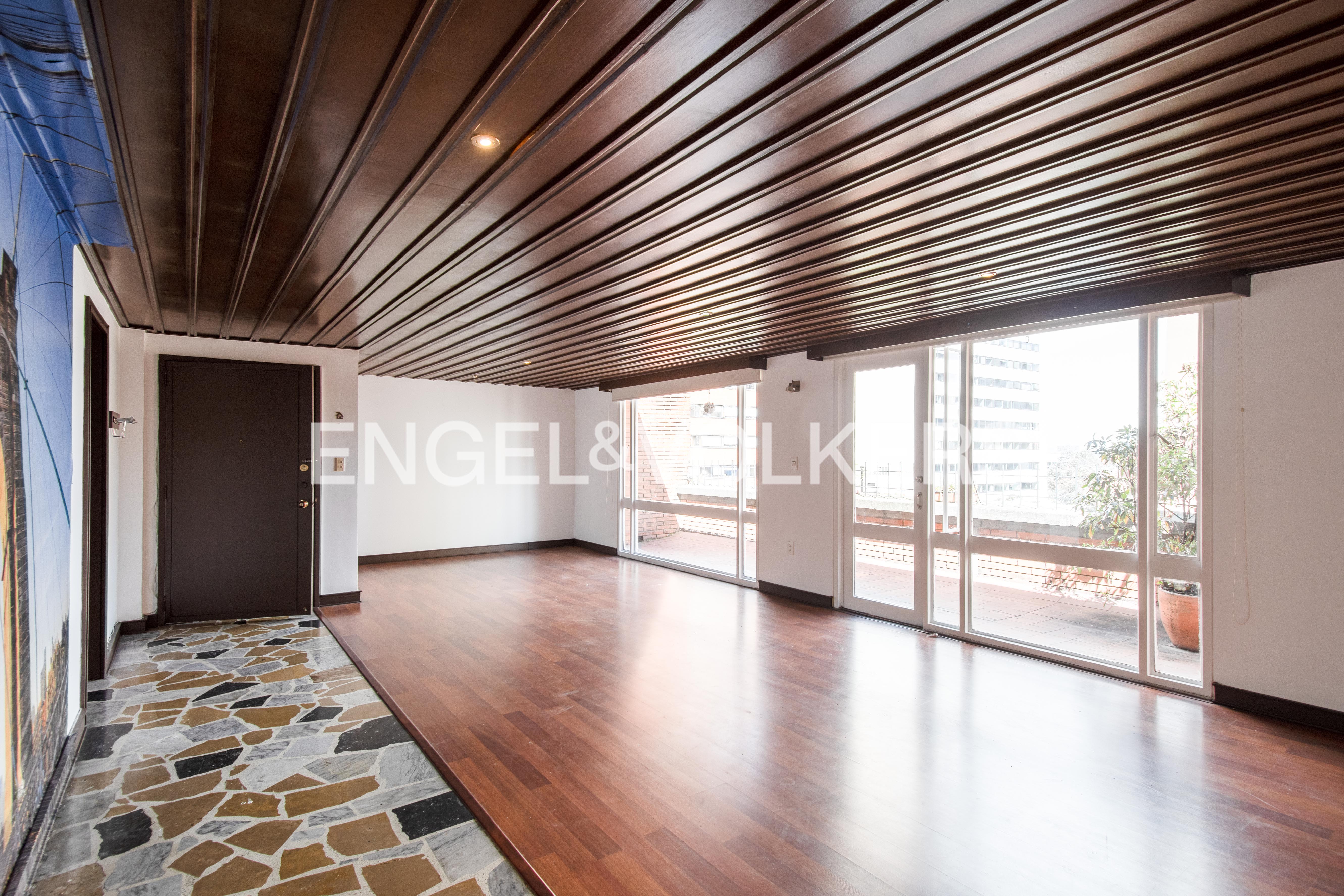 Apartamento con terraza para arriendo en Rosales