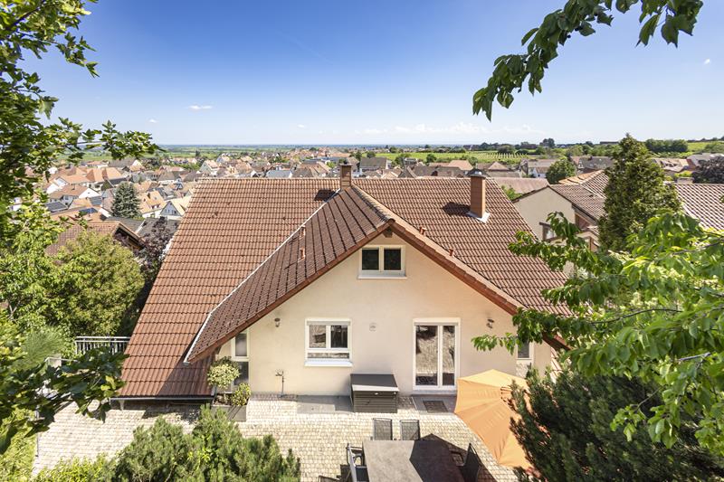 NW-Hambach: Exklusives Penthouse mit Garten, Balkon & Aufzug!