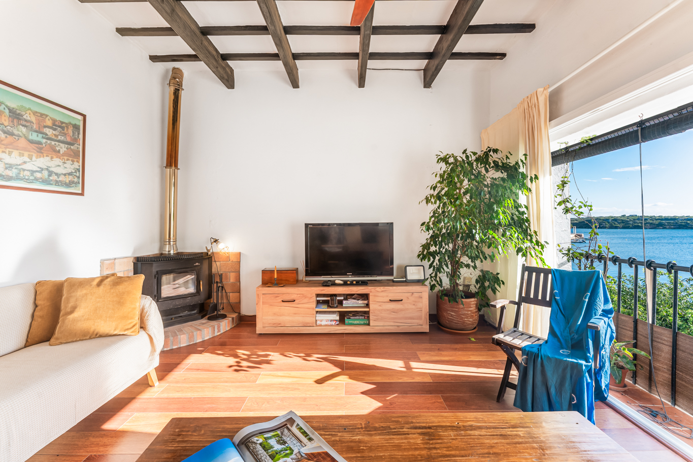 A Mediterranean duplex with harbour views in Cales Fonts, Es Castell