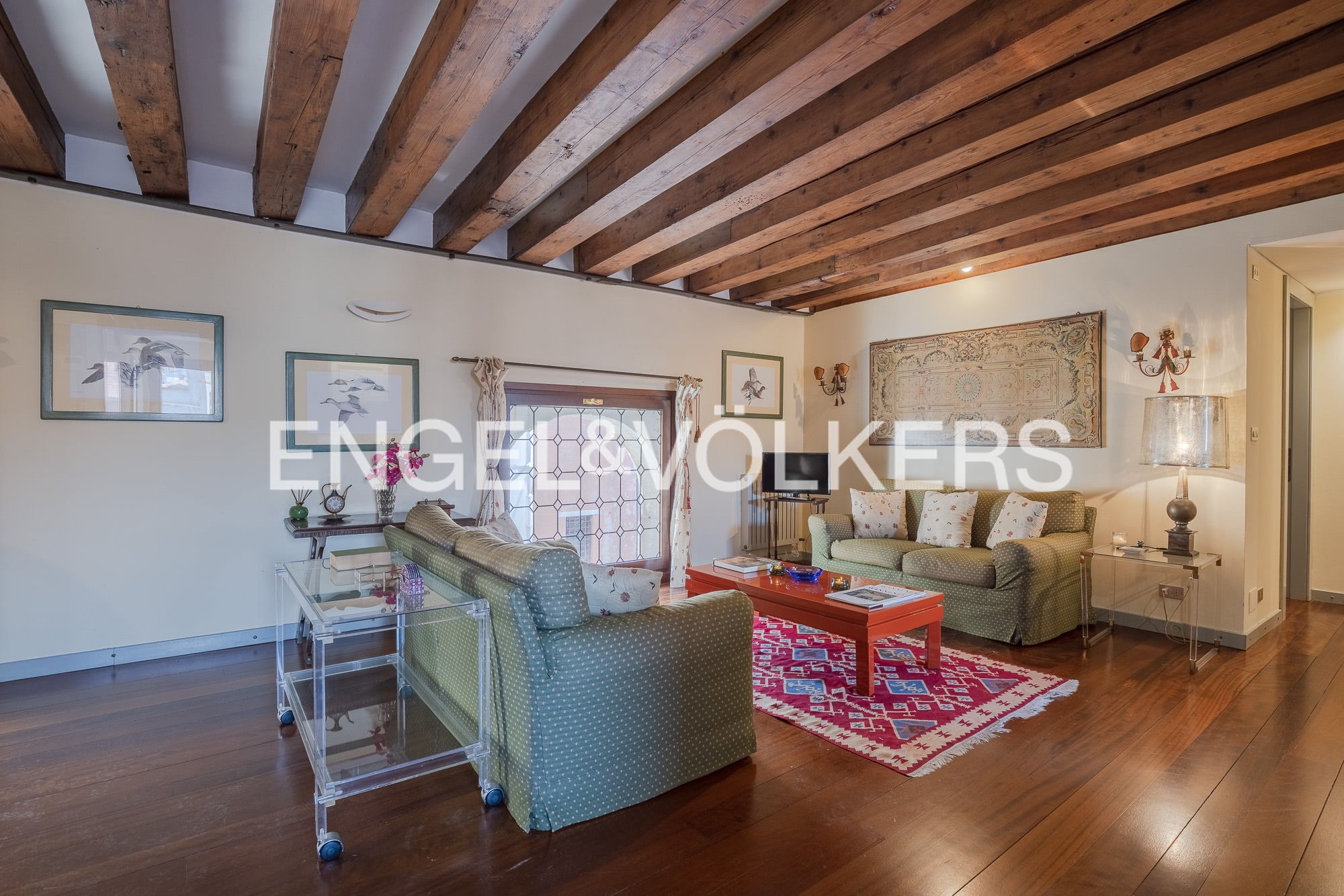 Elegant and refined three-room apartment