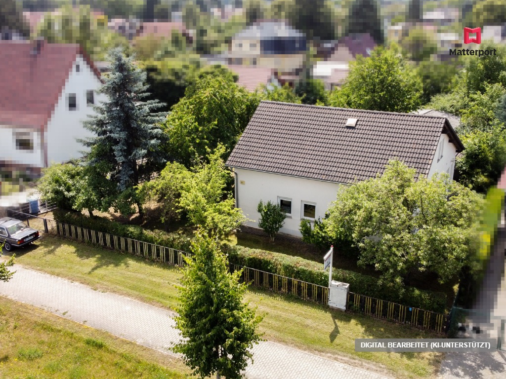 Zwei Dächer unter einem Himmel