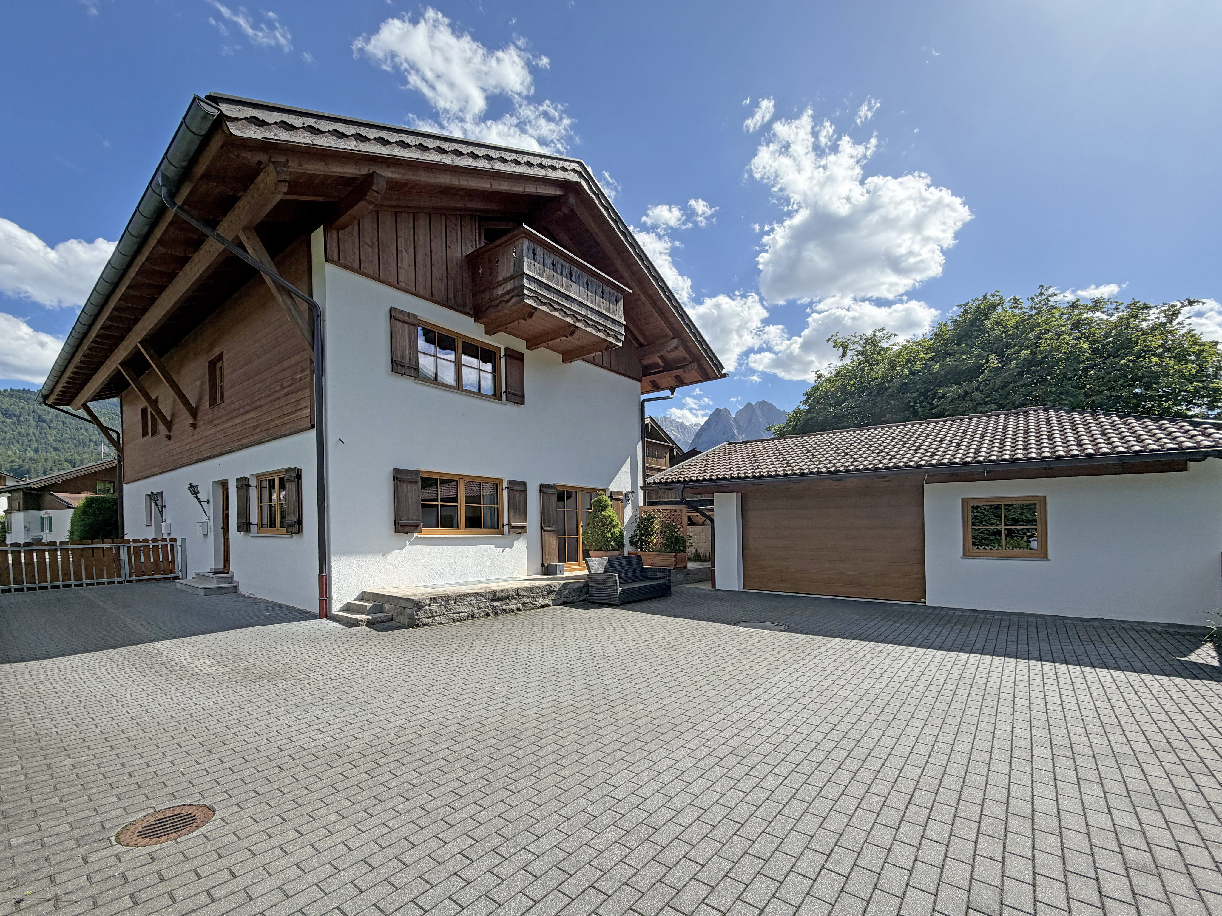 Moderne großzügige Doppelhaushälfte in ruhiger Lage von Garmisch