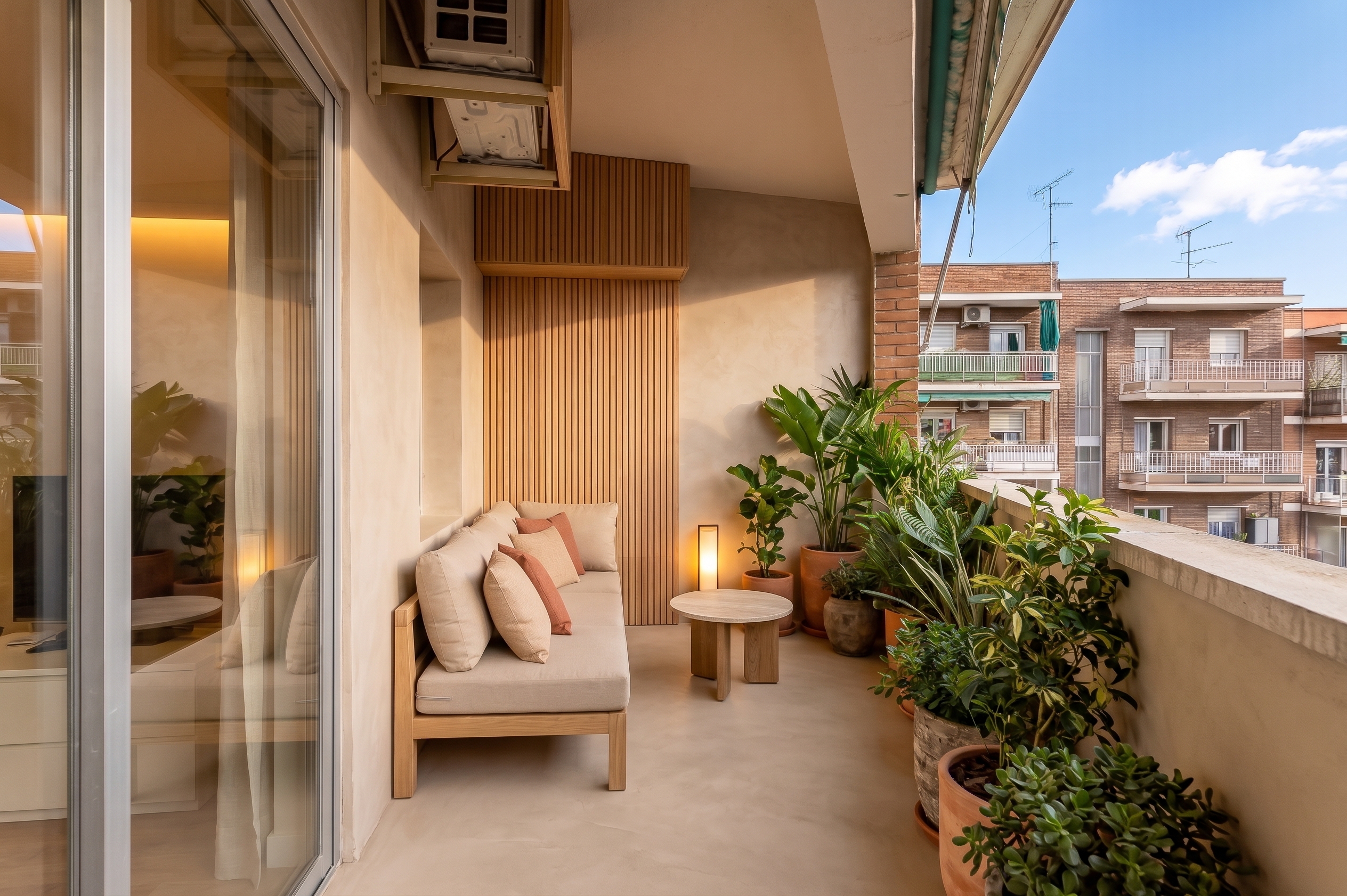 Huge 6-bedroom duplex with 2 terraces to renovate