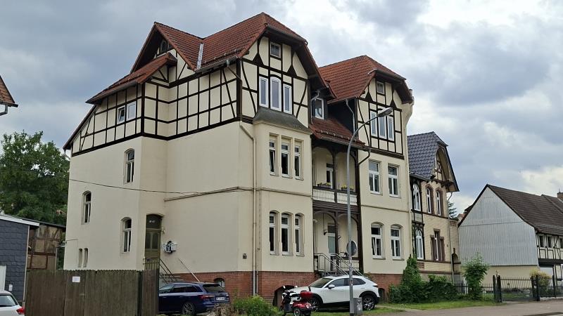 REPRÄSENTATIVES MEHRFAMILIENHAUS MIT GROßEM INNERSTÄDTISCHEM GRUNDSTÜCK