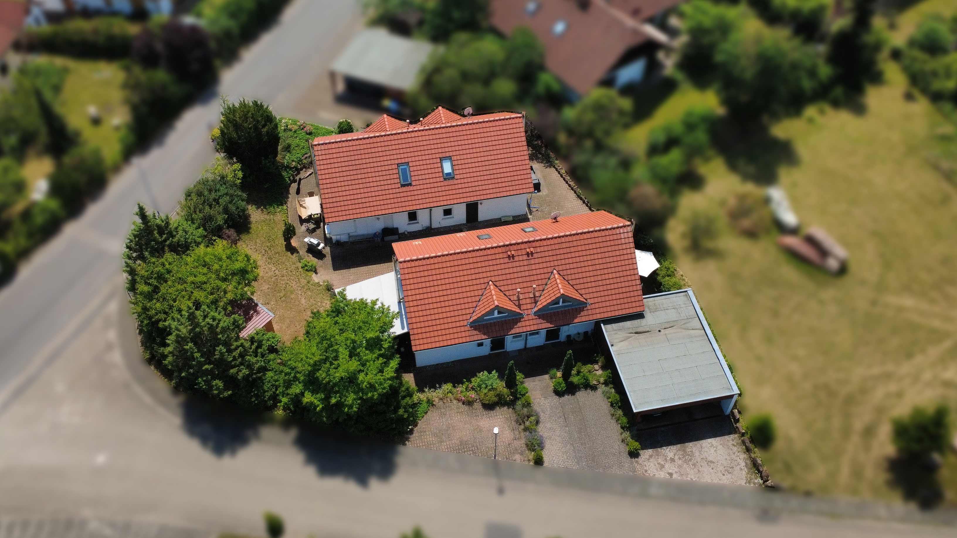 Bezugsfertige Doppelhaushälfte mit neuem Dach, Garten, Carport & Vollmöblierung – sofort einziehen!