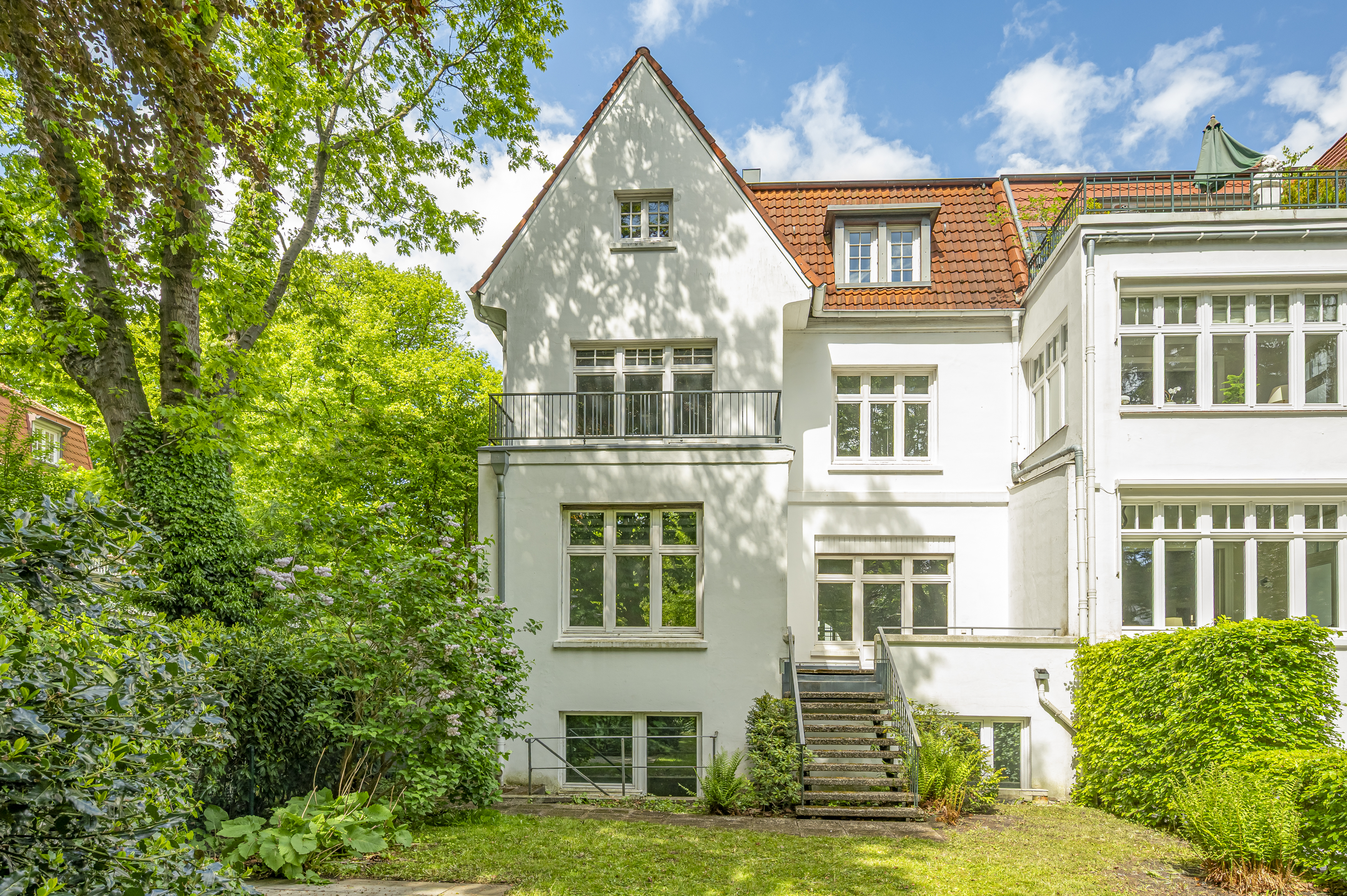 Ein Zuhause mit Geschichte - elegante Stadtvilla in bester Lage von Eppendorf.
