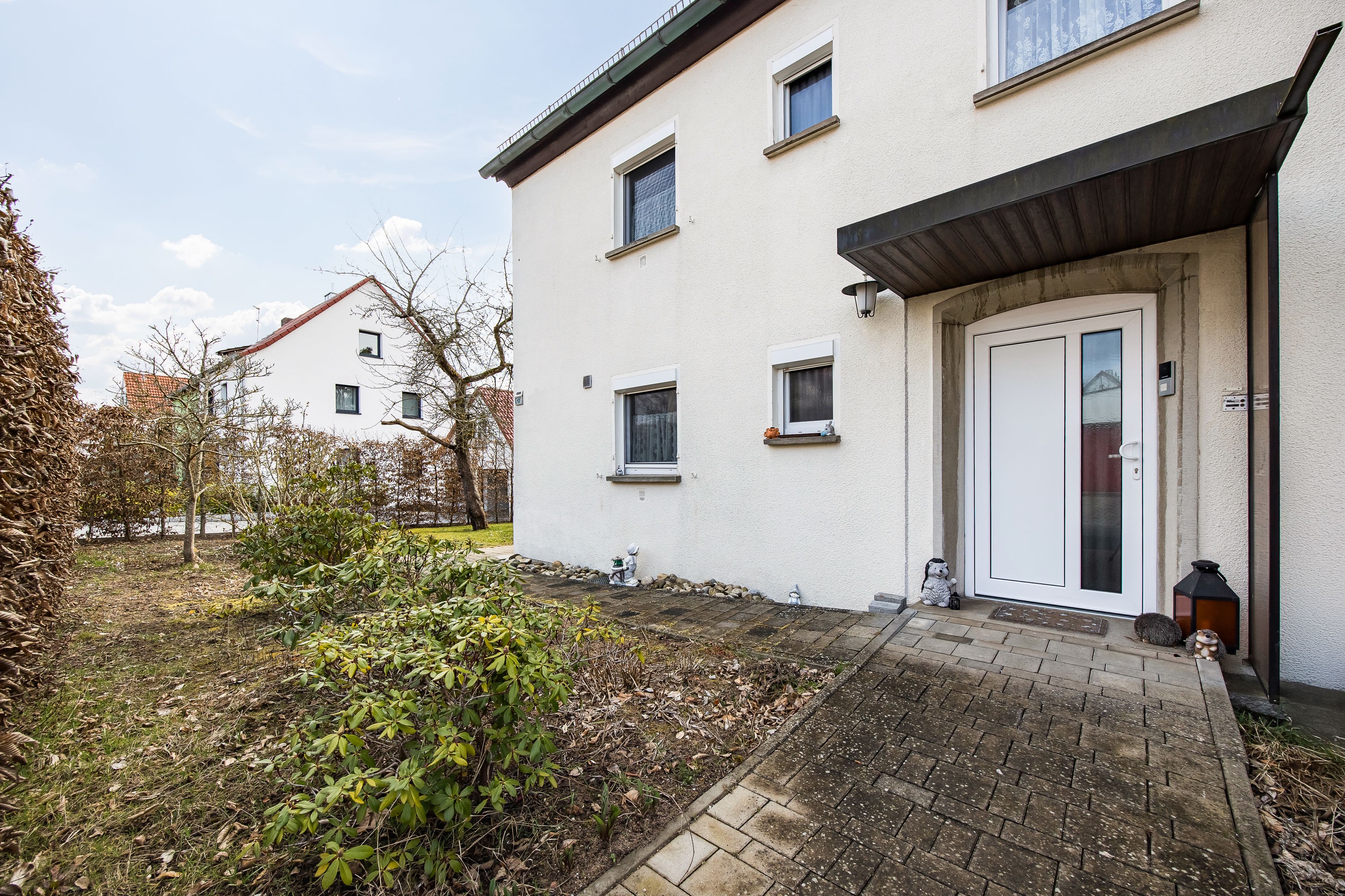 VERKAUFT ! Freie Doppelhaushälfte auf großzügigem Eckgrundstück in idyllischer Lage