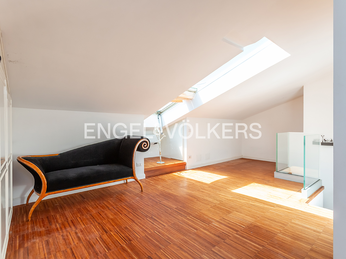 Elegant renovated attic apartment on Via Sestriere